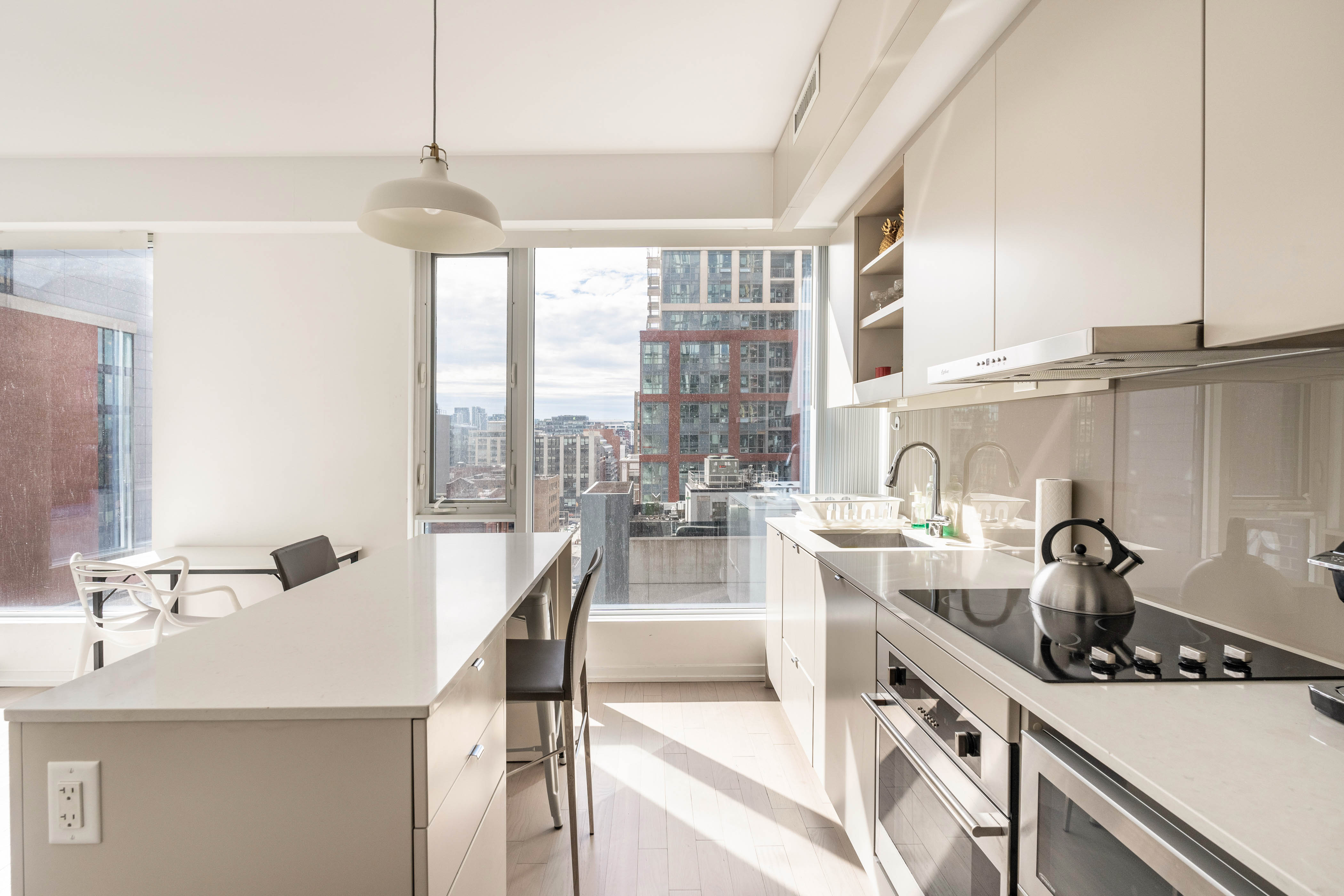 Luxury and Spacious 1BR + Den - Financial District