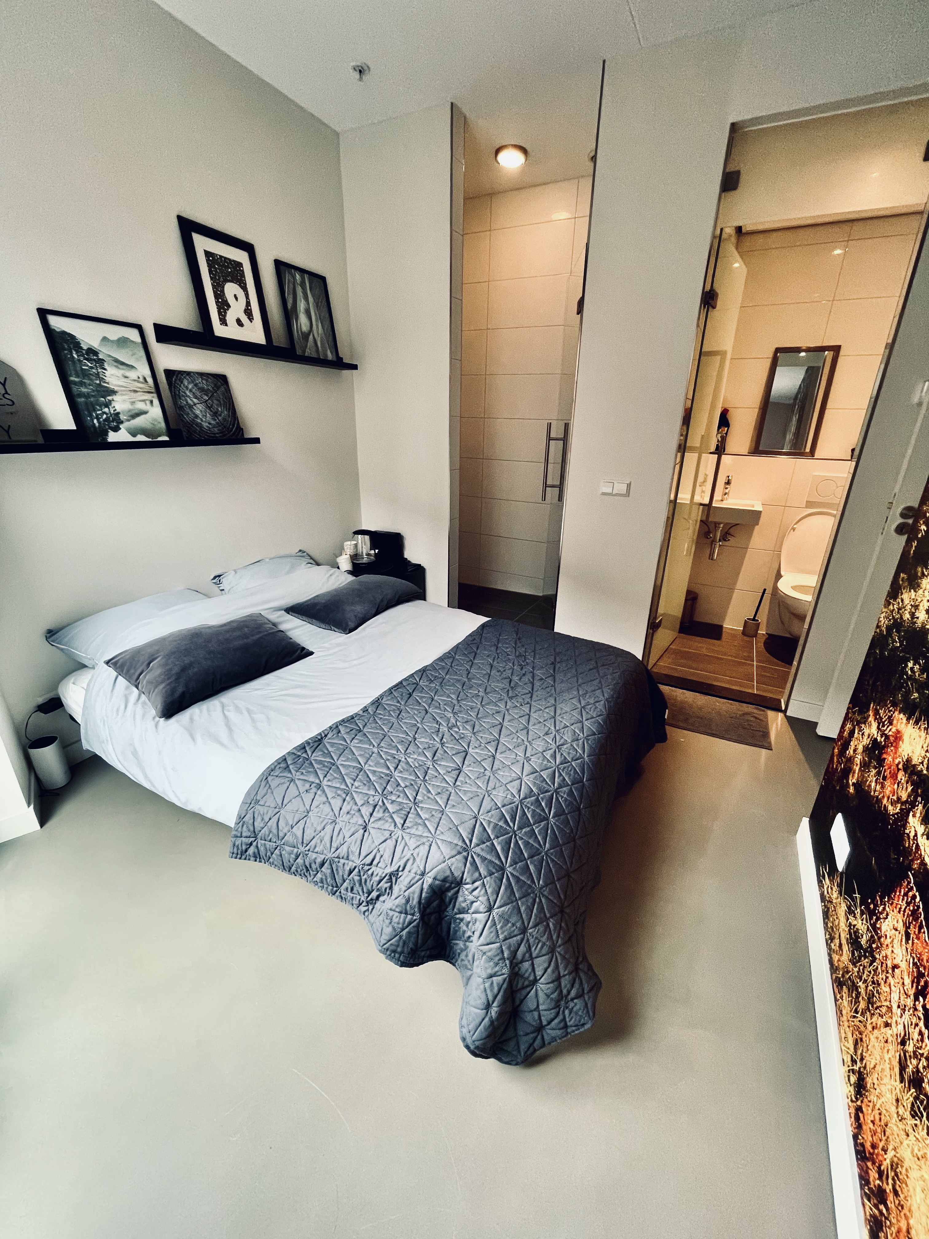 Private room with bathroom, close to the centre! โ Amsterdam stay