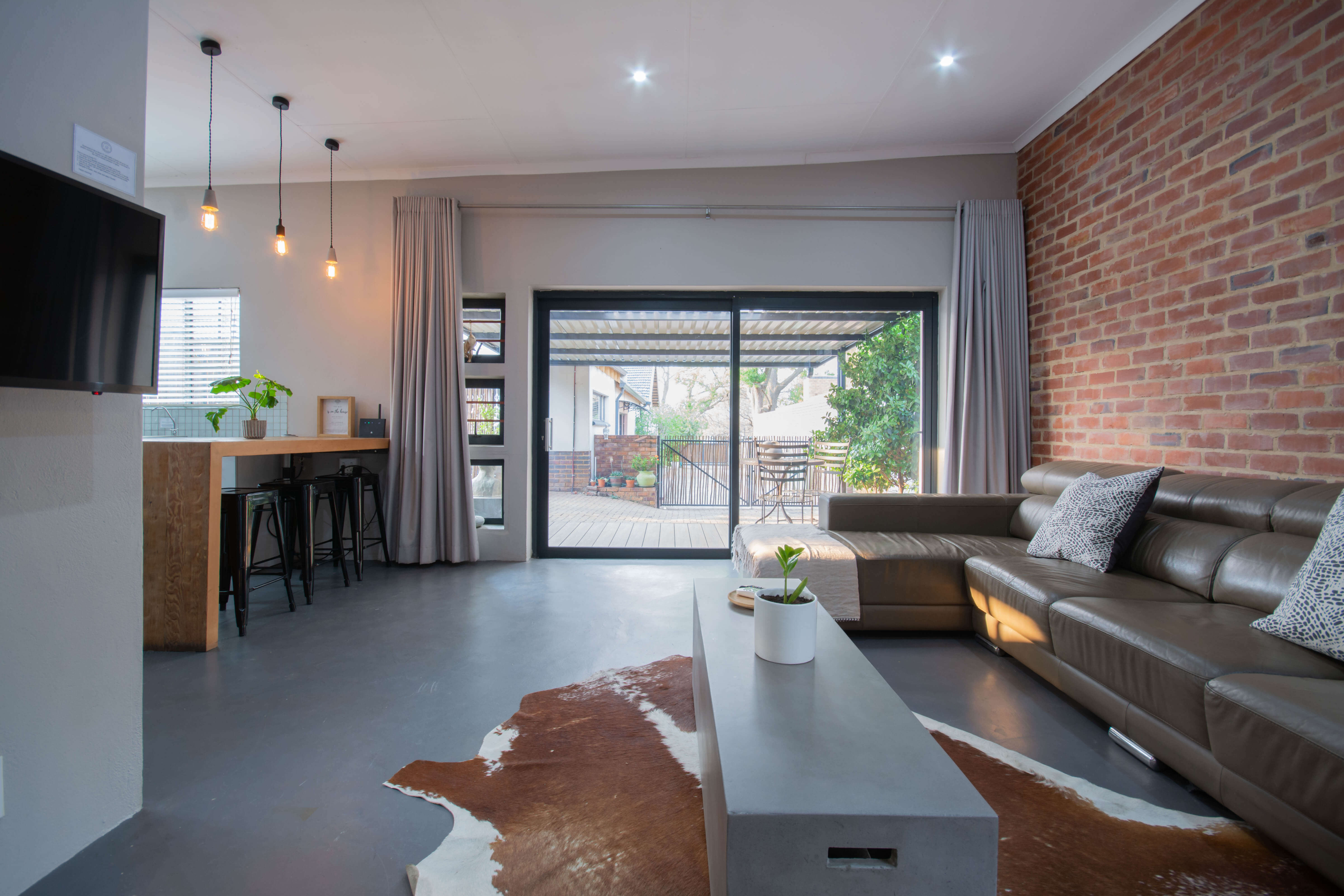 Modern Off The Grid Studio W Queen Bed And Wifi Guest Suites For Rent In Pretoria Gauteng South Africa