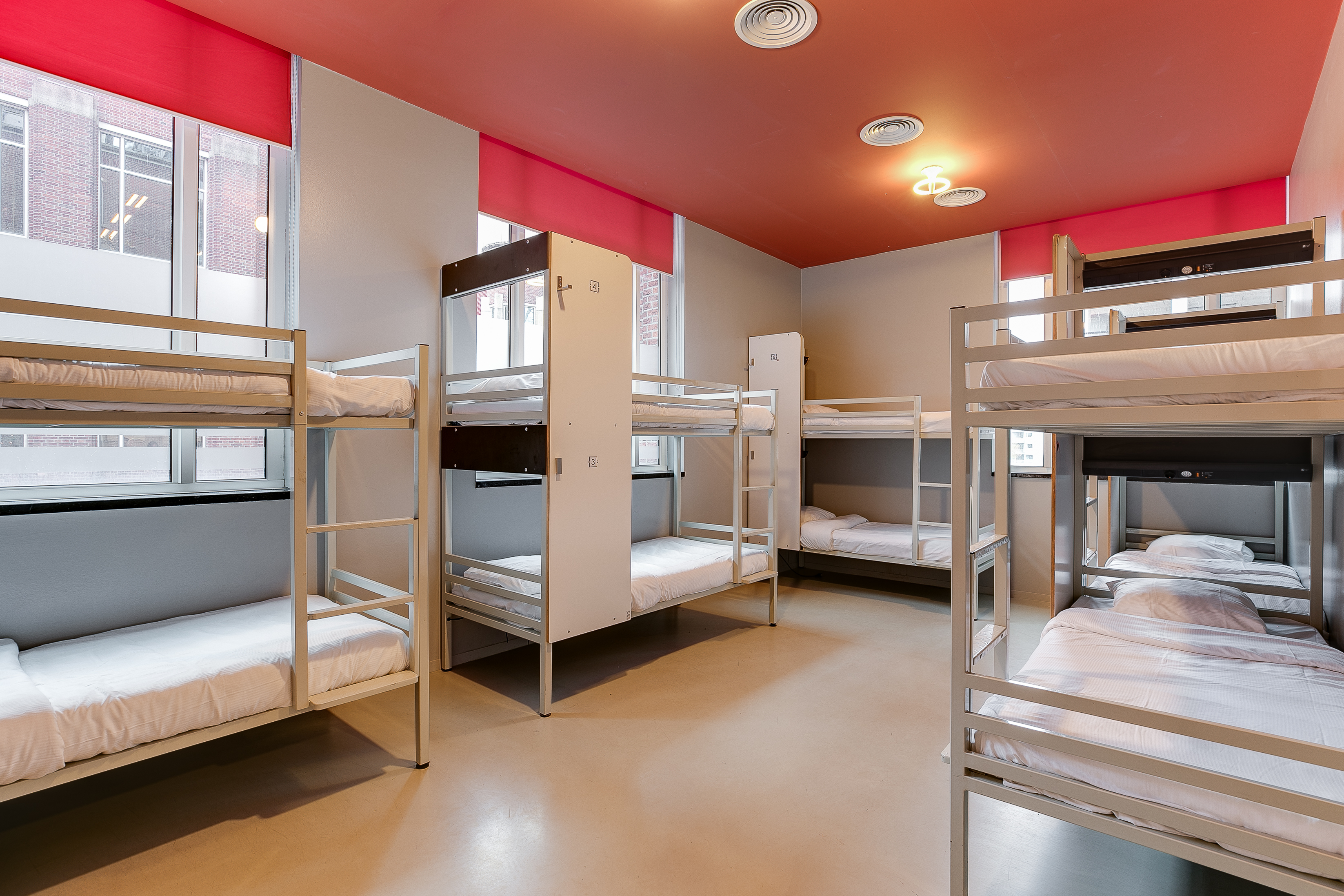 ClinkNoord - Bed in 10-bed girls en-suite dorm — Amsterdam stay