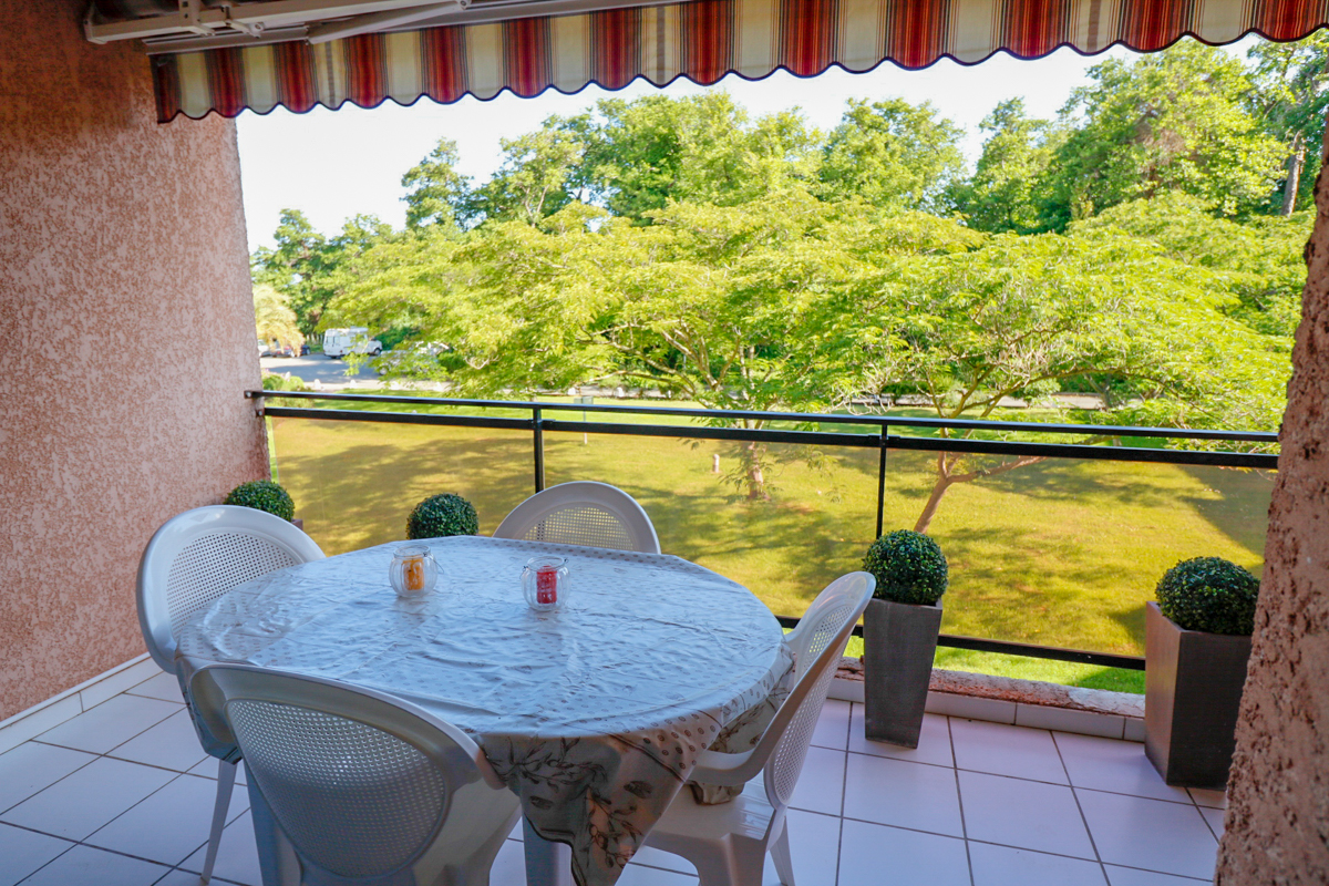 Seaside apartment, swimming pool, restaurant, Wi-Fi, tennis...