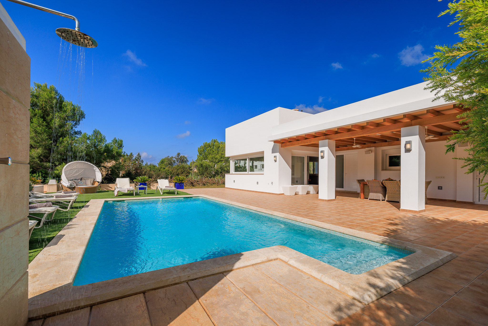 House with pool and BBQ close to the beach