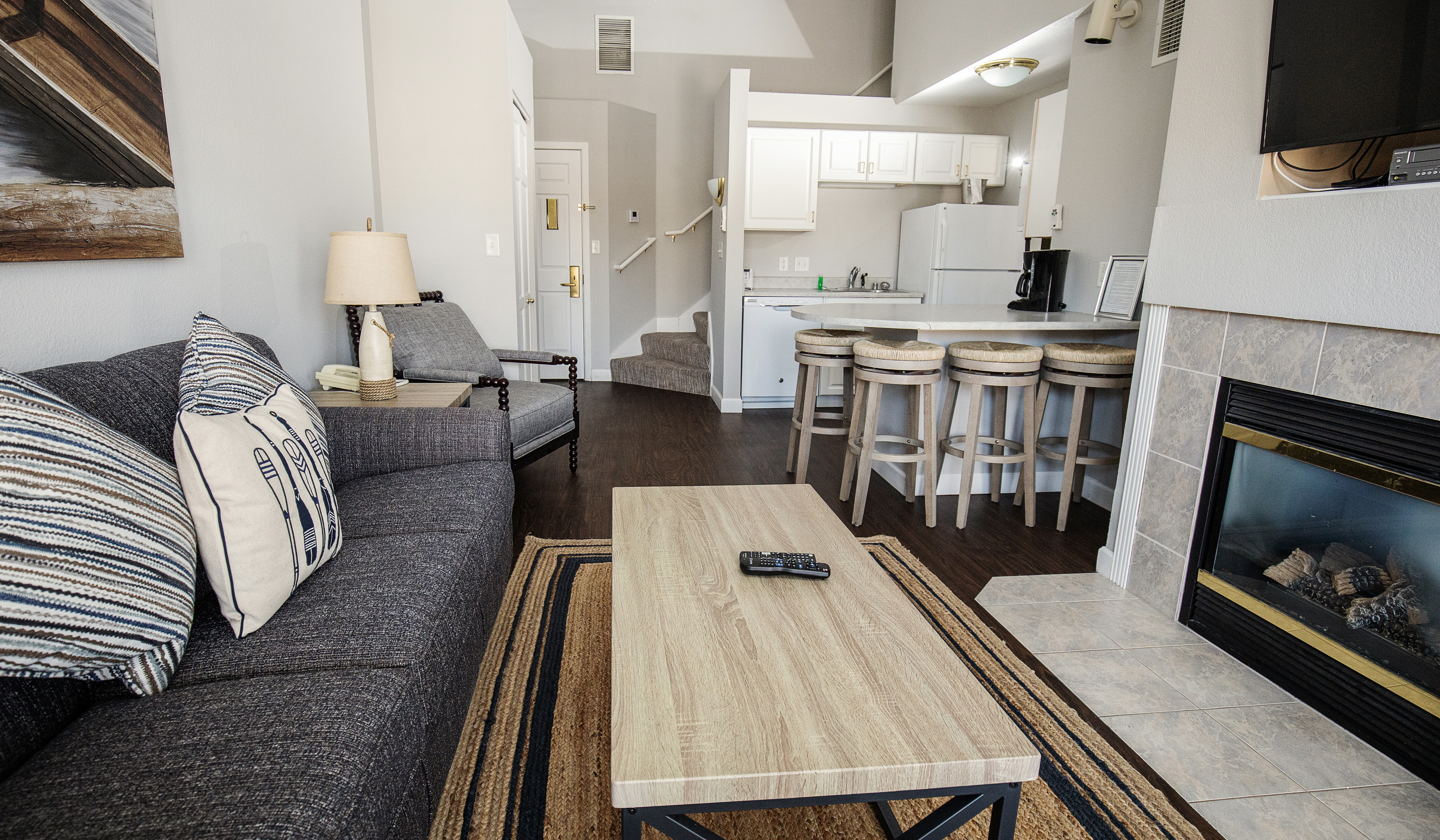 331- Beautifully Updated 2 Bedroom/2 Level Suite