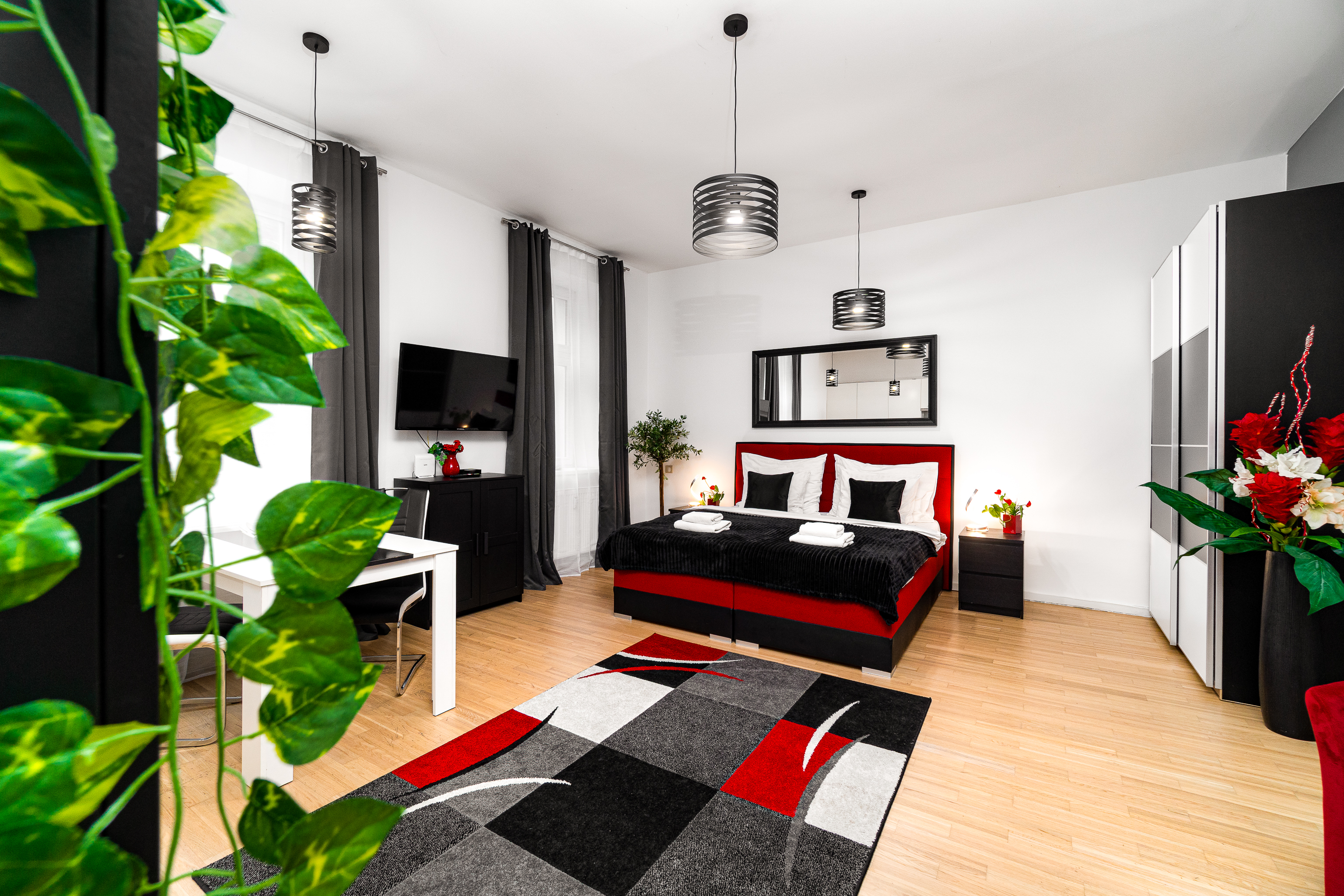 Cool Bright Apt near Park & Center + Garden