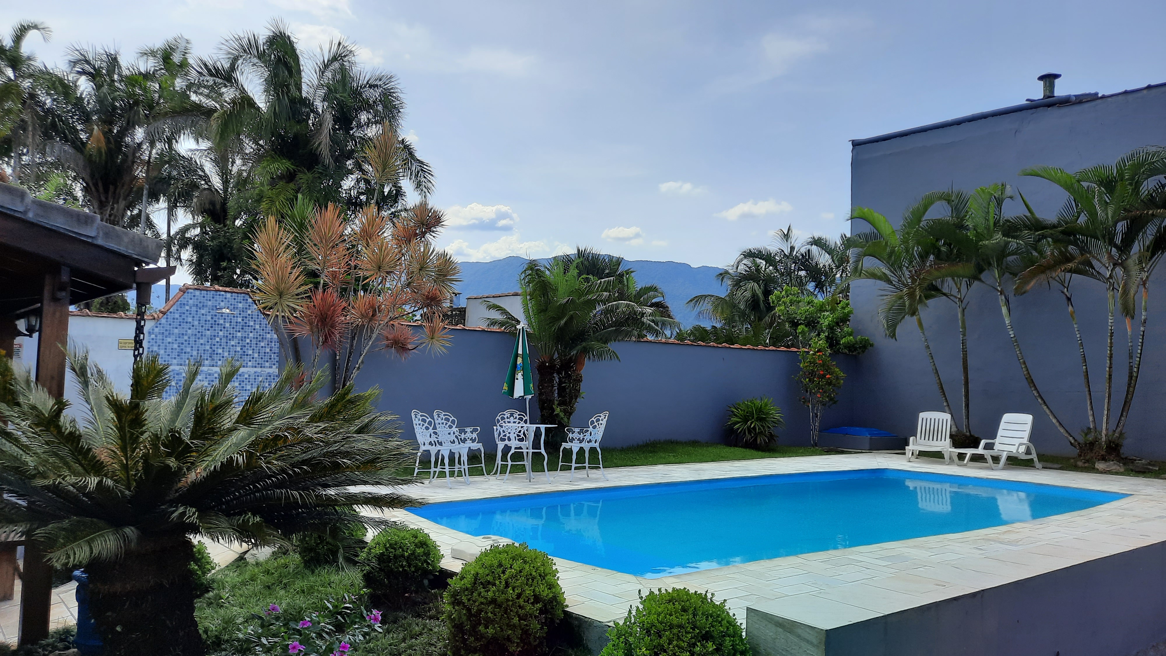 Gorgeous Sobrado com pool in gated community