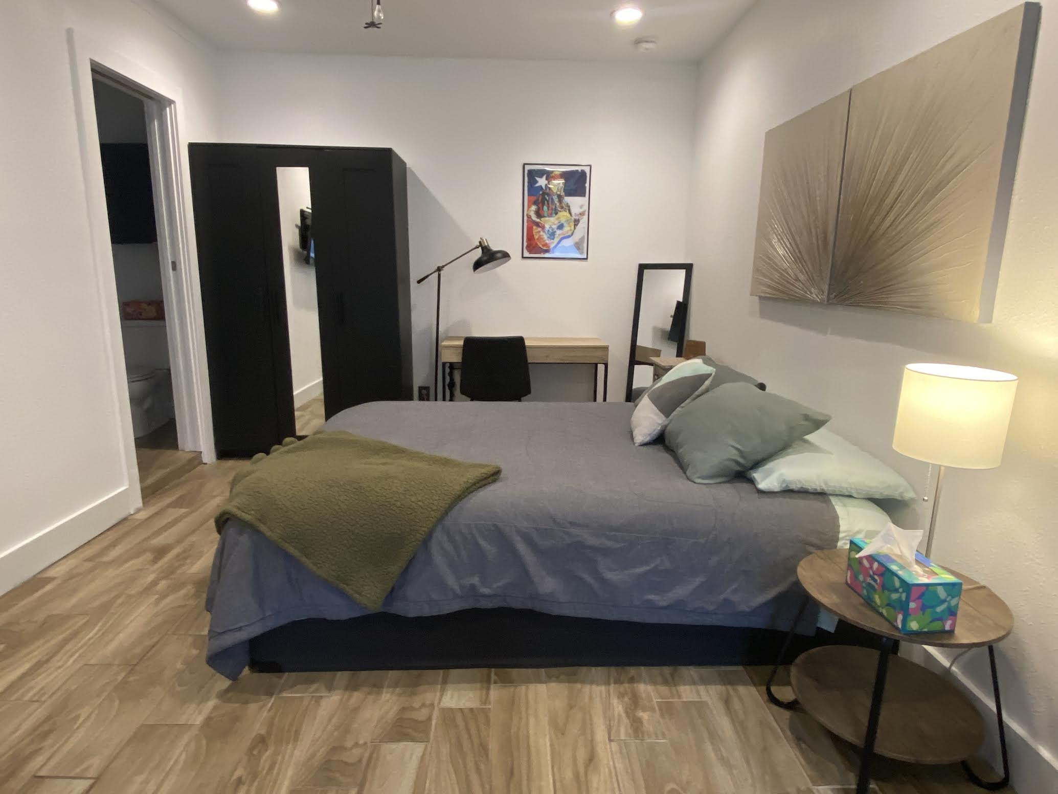 Comfy Cactus Apartment - 10 mins to Downtown! in 78723, Austin