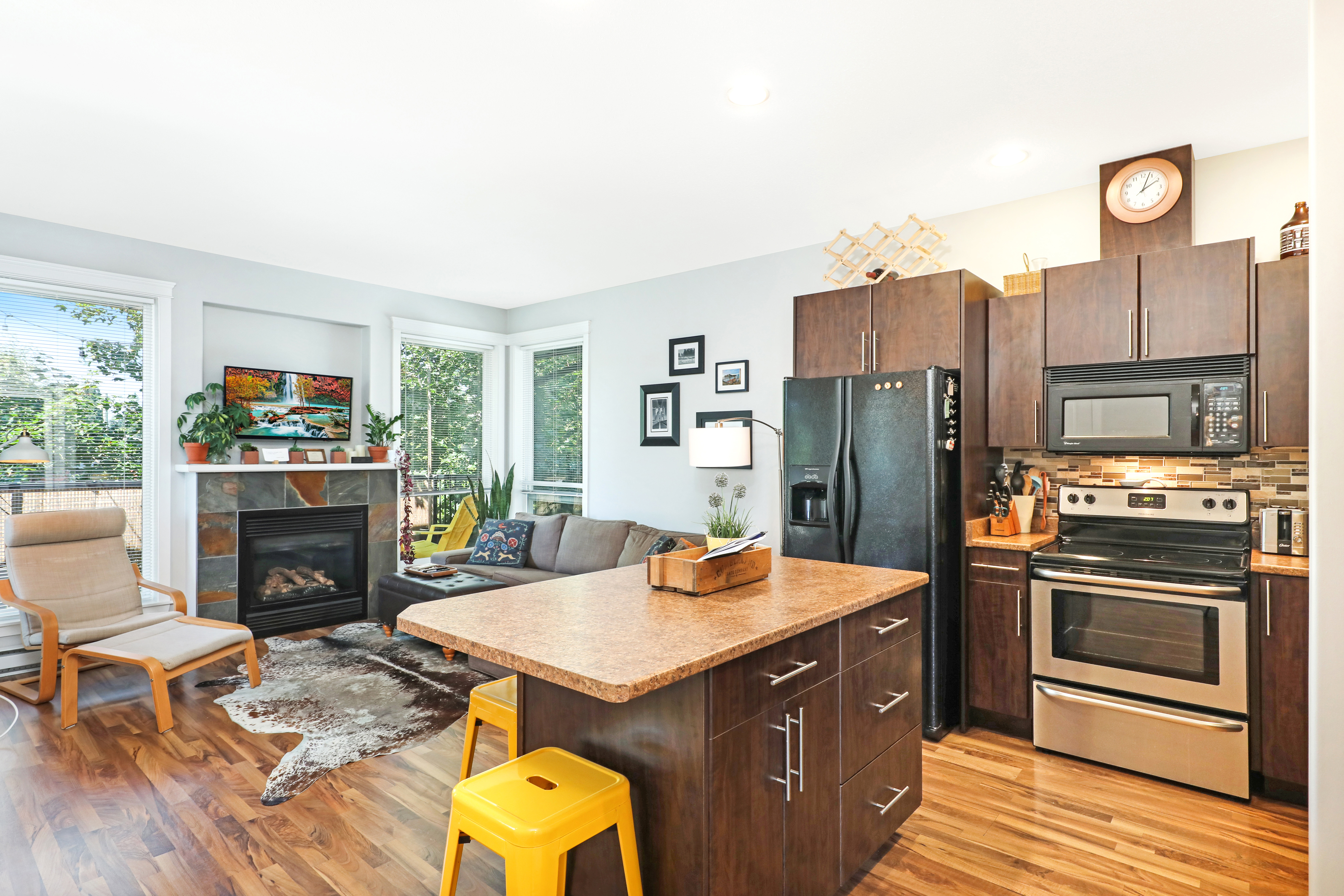 Bright & Modern, with Garage *Walk to Everything!*