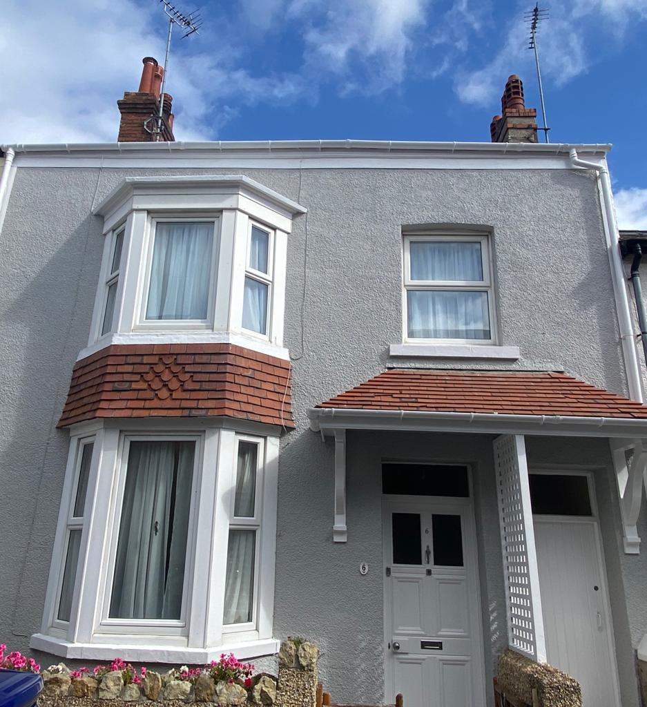 Ideally located traditional homely cottage