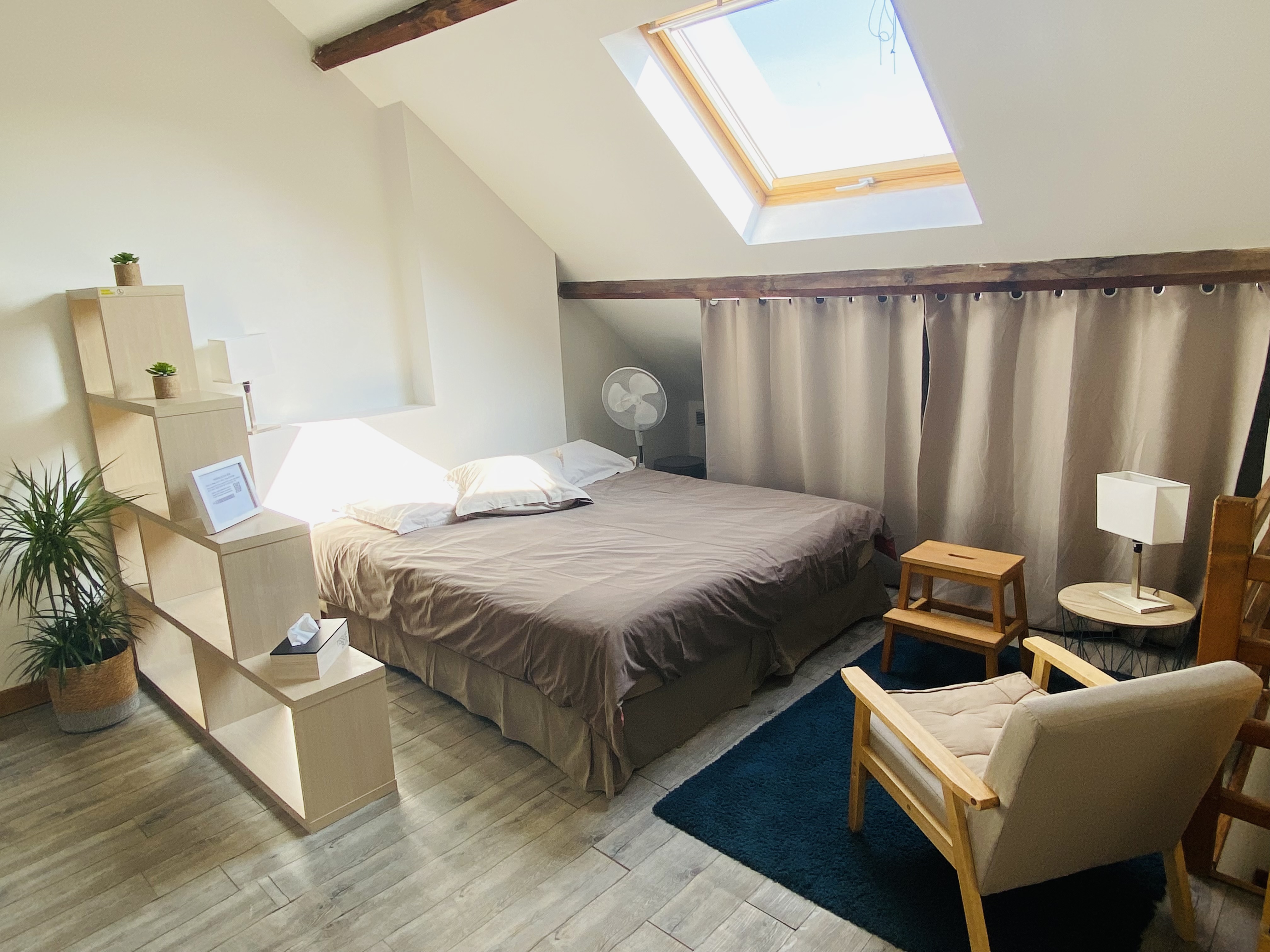 Bright spacious T1 near train station and center.