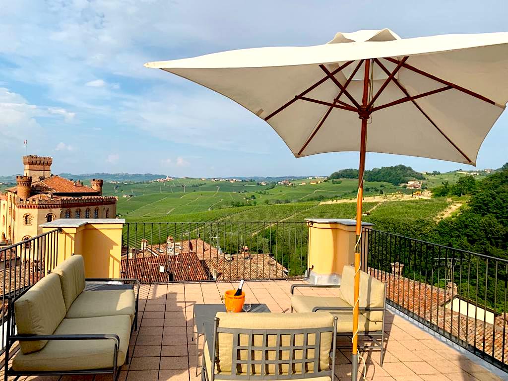 Best views in Barolo, 19th century tower, sleep 2