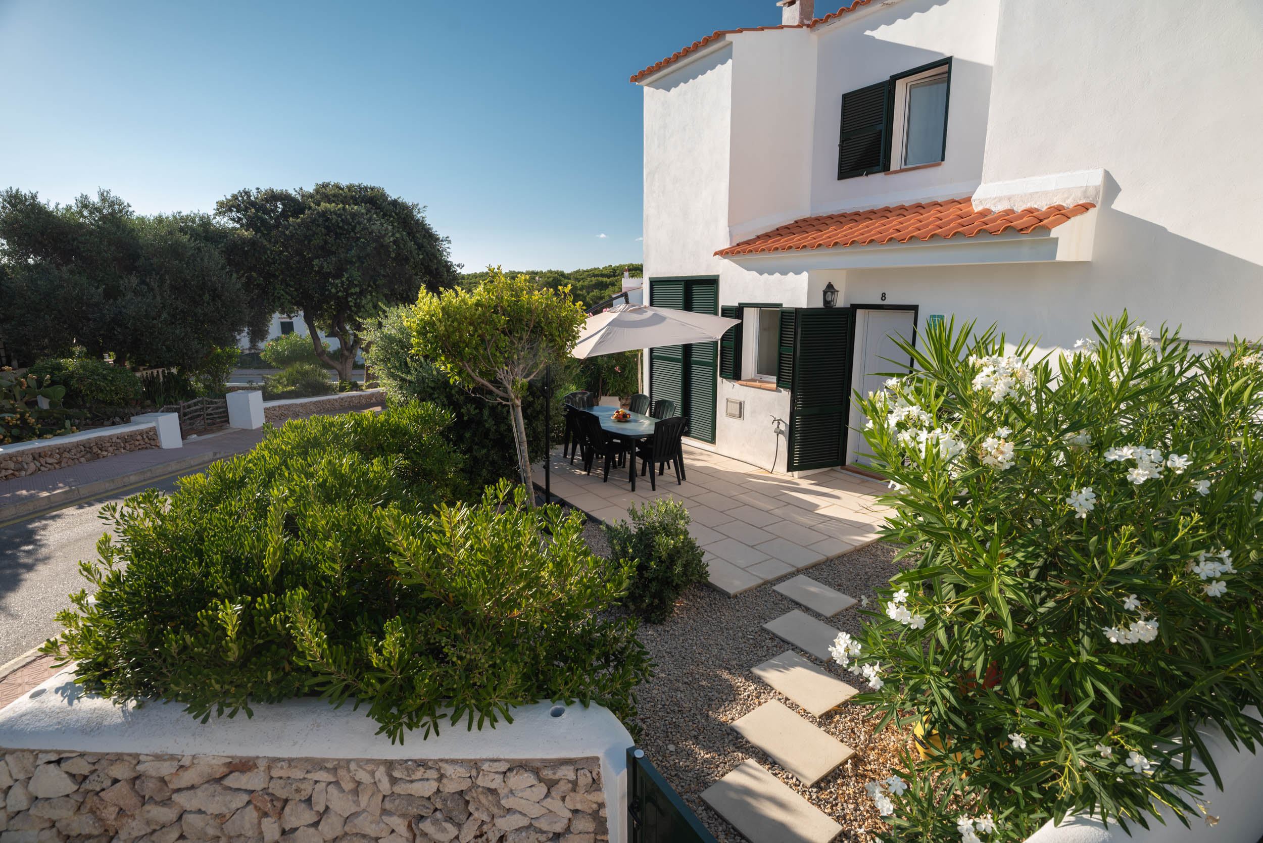 Next to the beach, chalet with garden and pool
