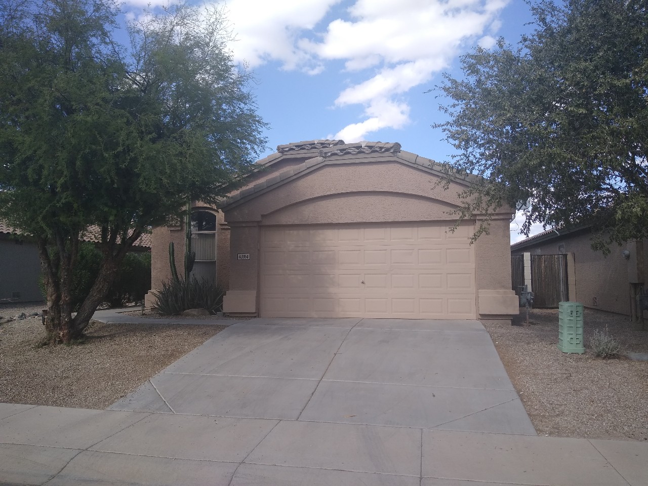 Maricopa home near golf, restaurants and shopping.