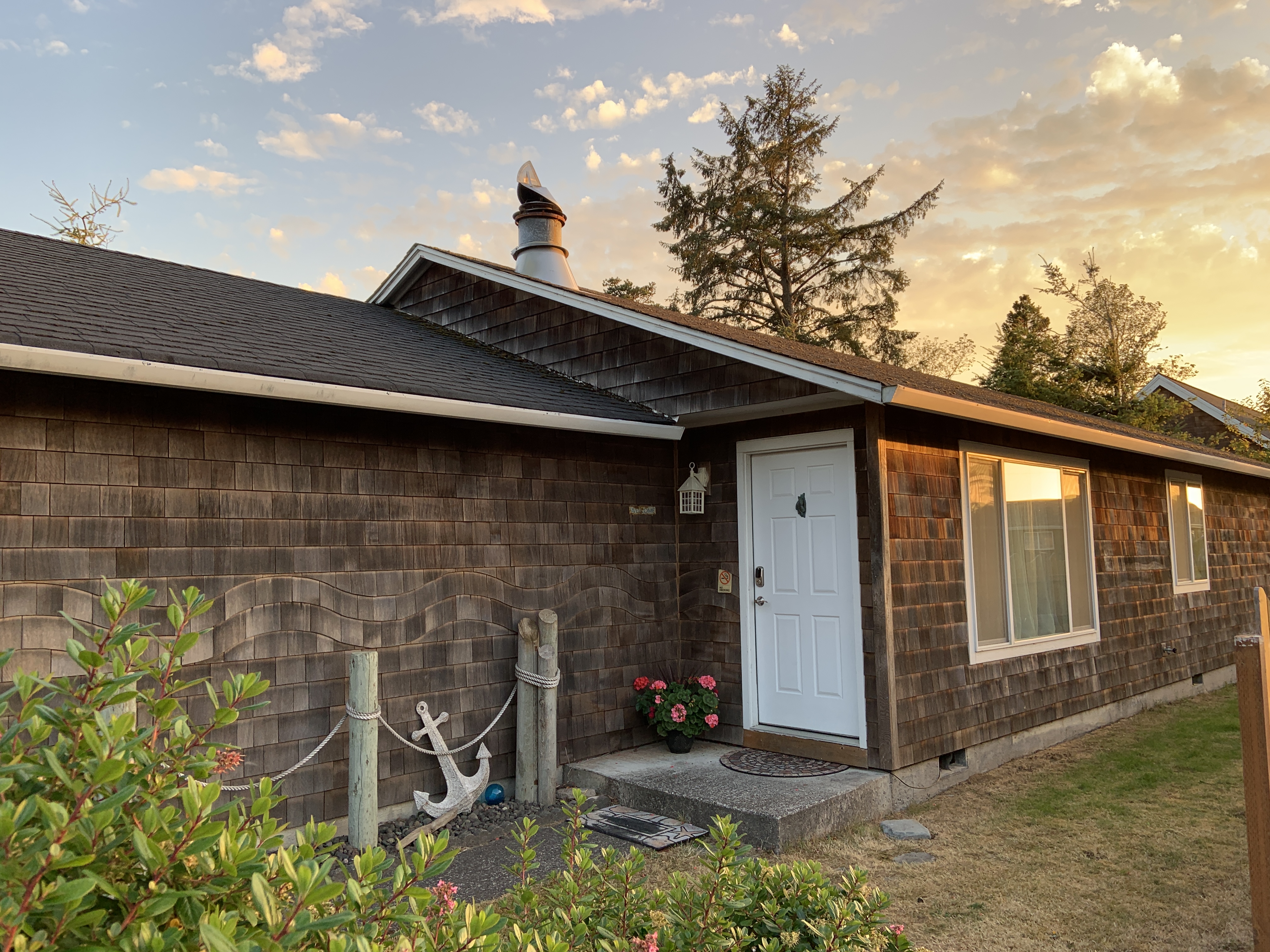 Charming beach cottage in the heart of Manzanita!