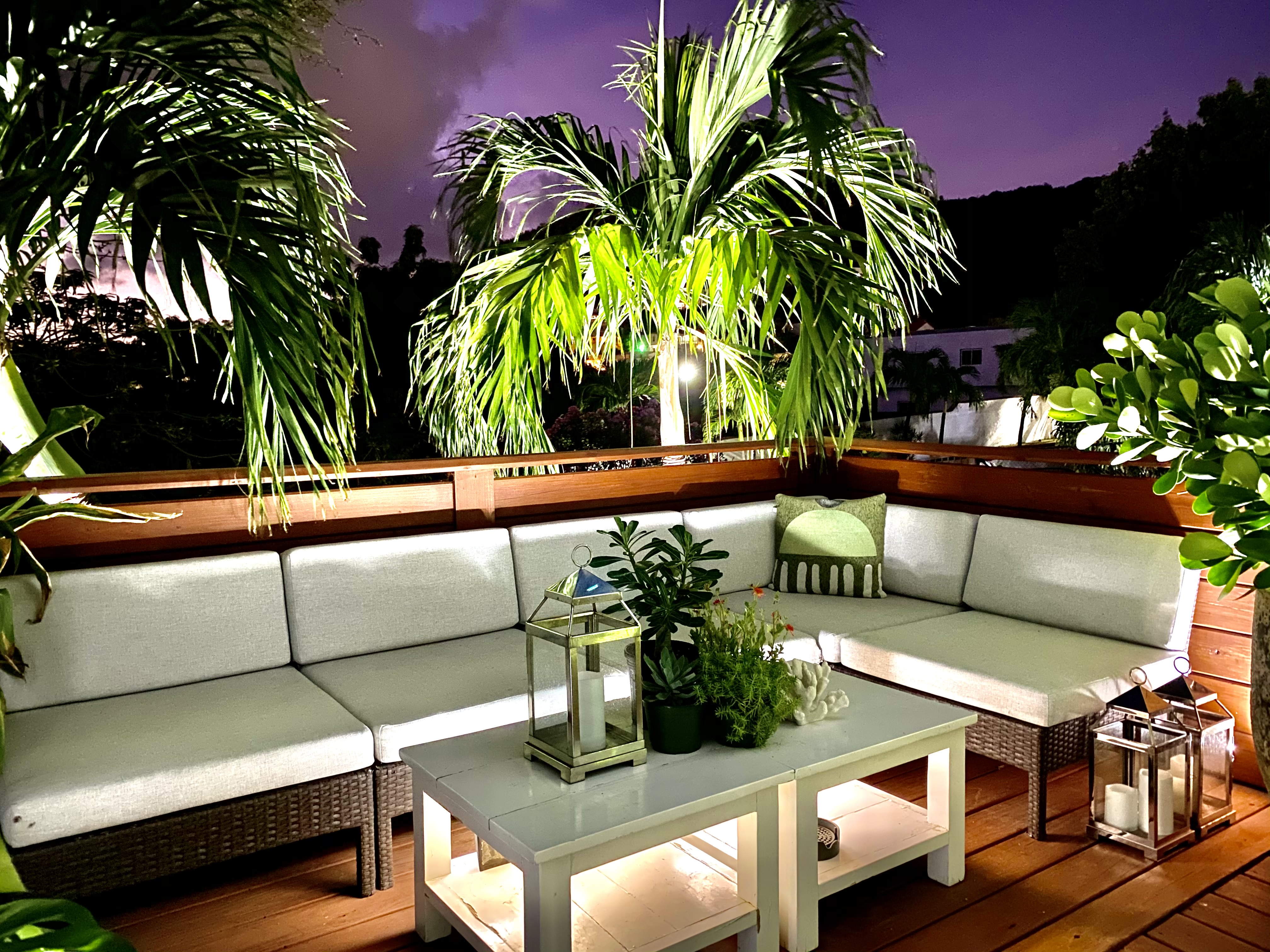 Charming Cottage with large deck in quiet area