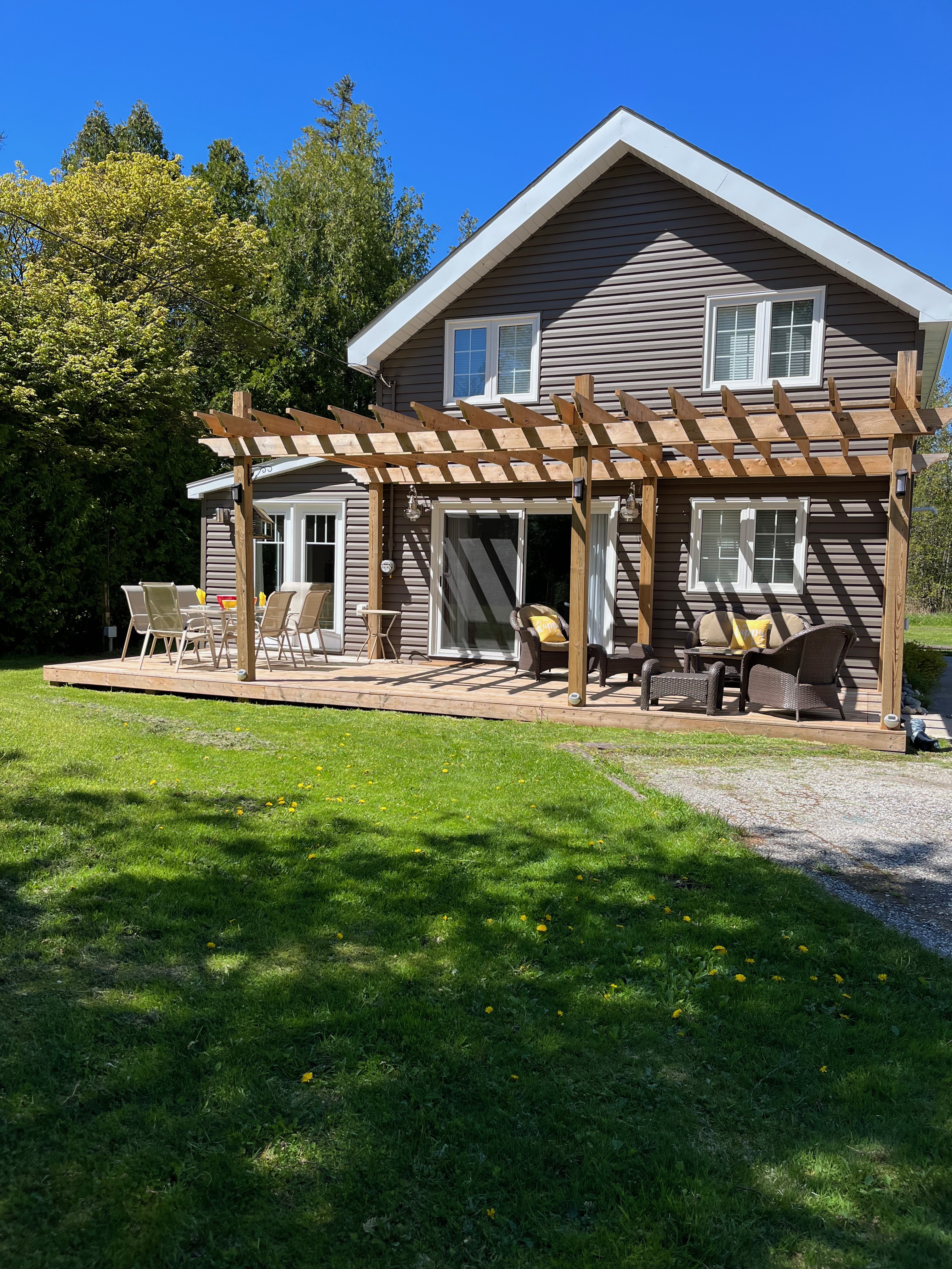 Oliphant 4 Season Cottage one block from the Lake