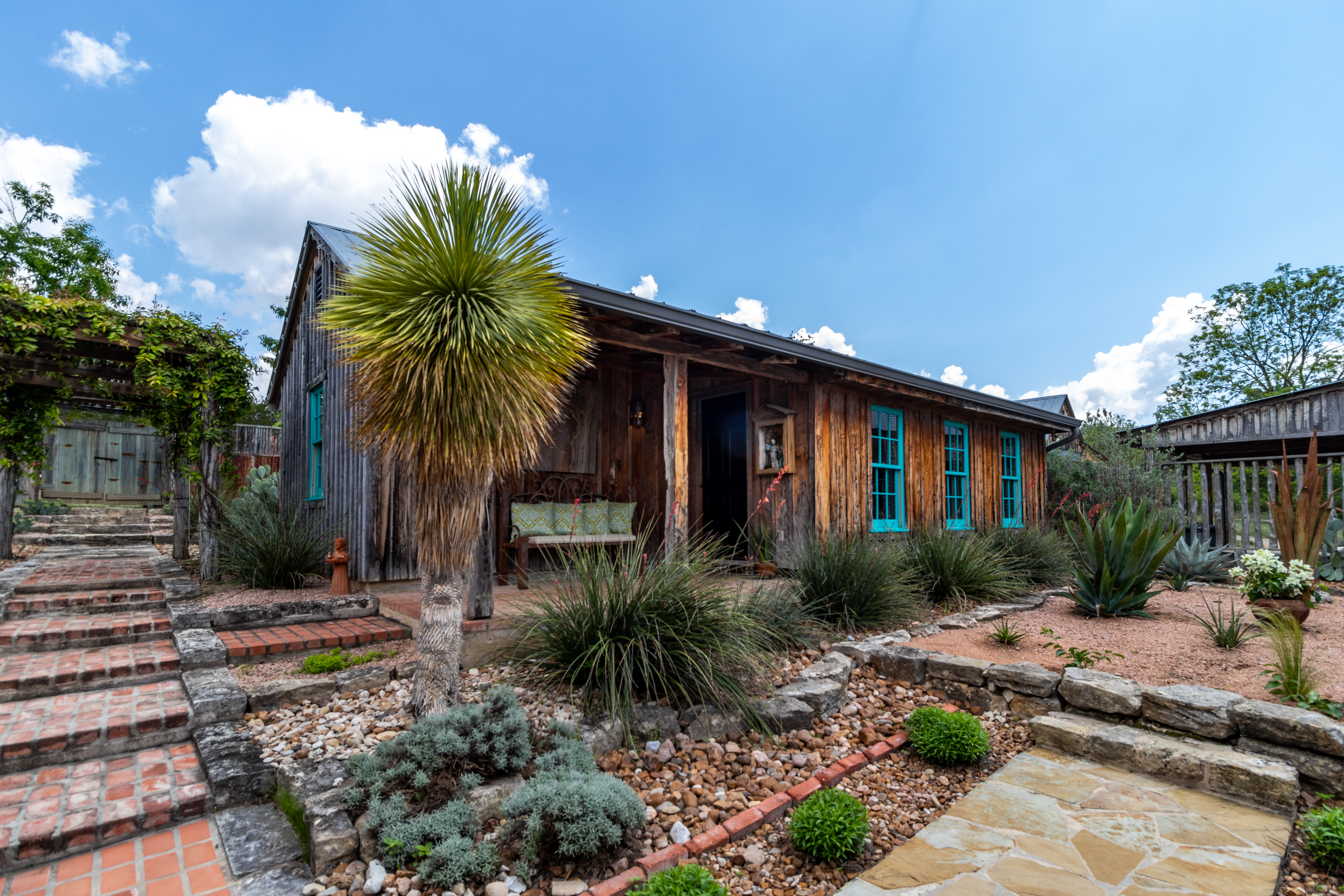 Mucho Gusto | Pool | Views | Courtyards | Couples