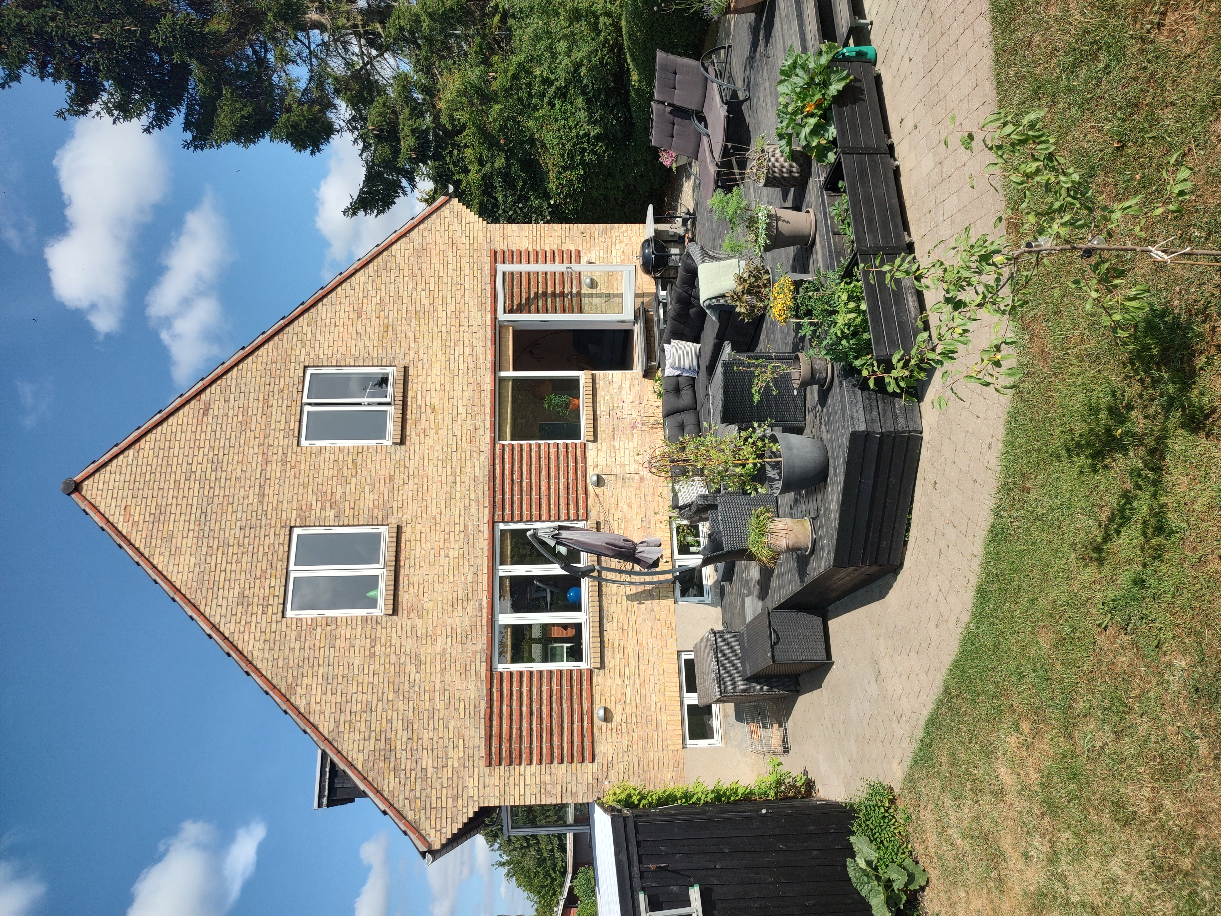 Lovely house with garden and a cat to feed.