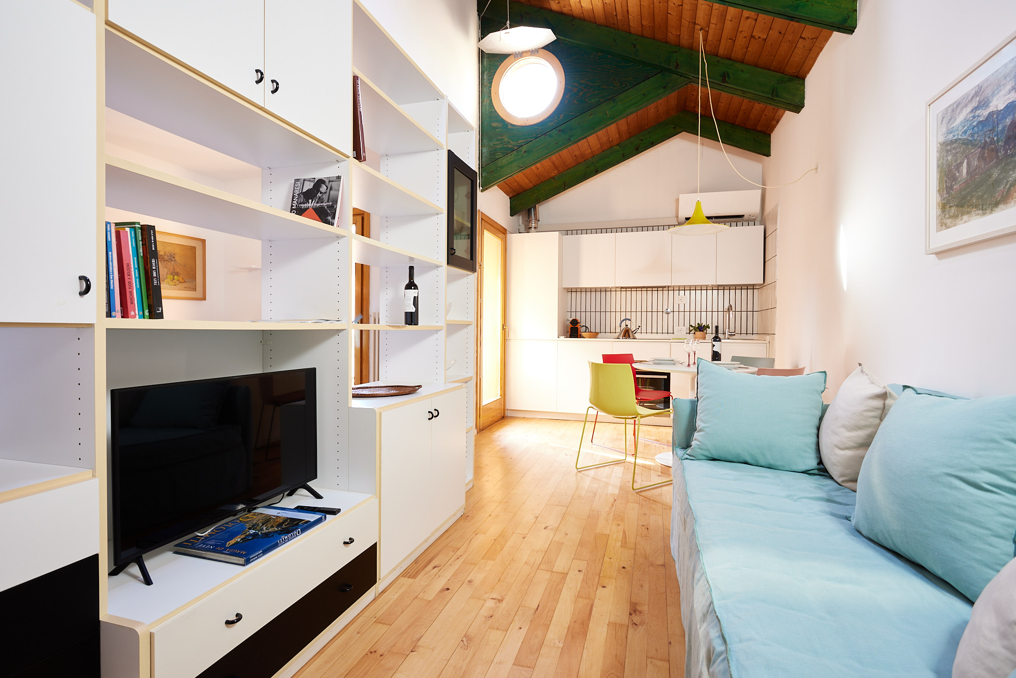 Bright and quiet design attic, with terrace in Santo Stefano, Bologna
