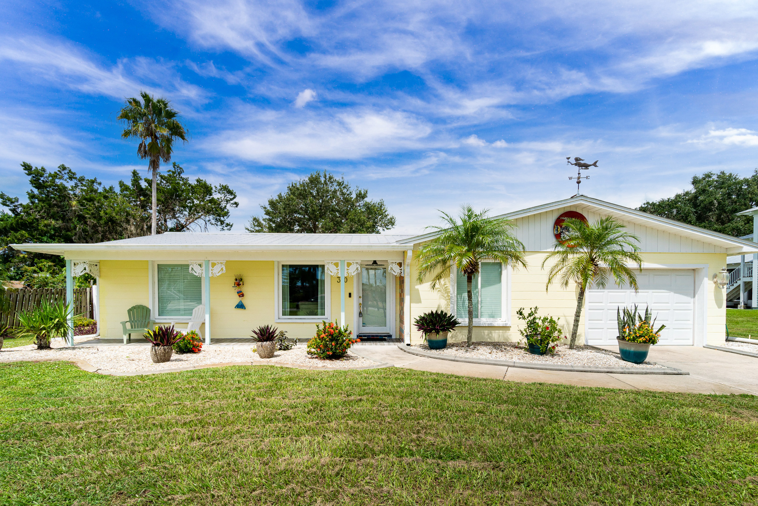 Tipsy Mermaid Cottage - close to Nokomis Beach!