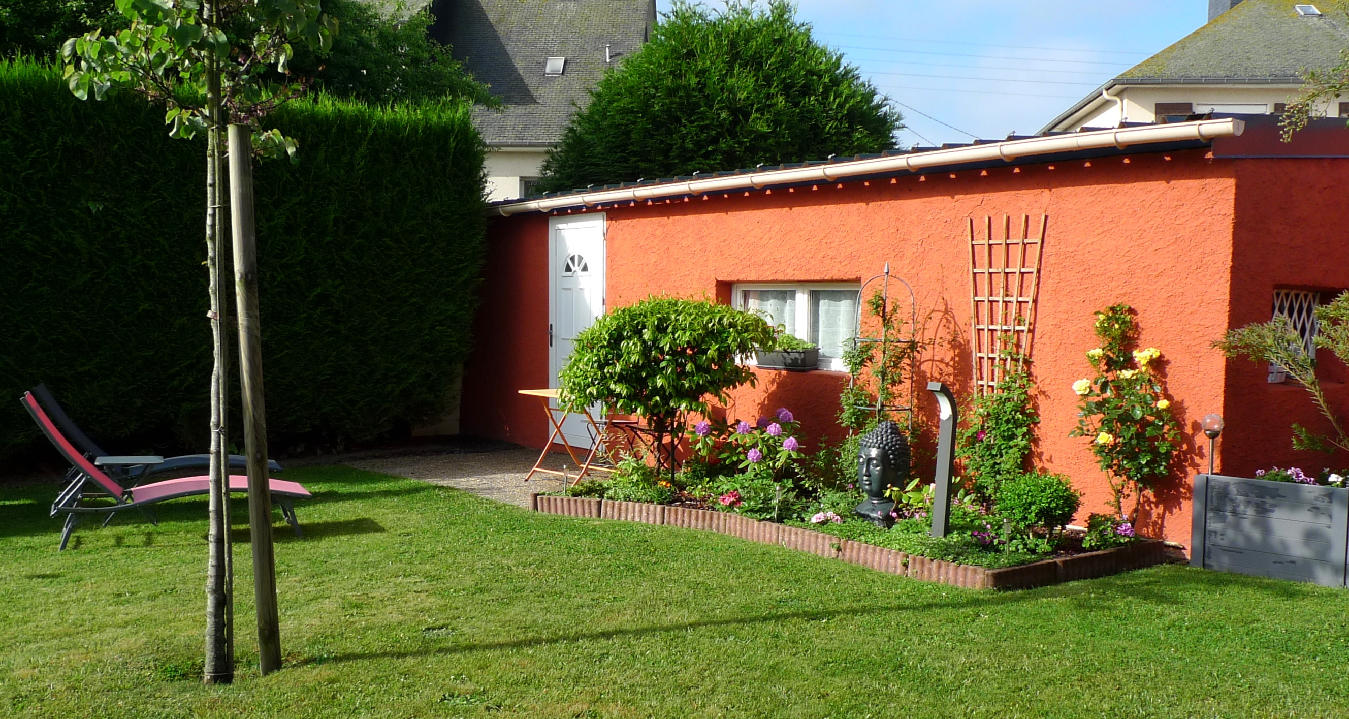 Room and bathroom. Independent accommodation in  garden