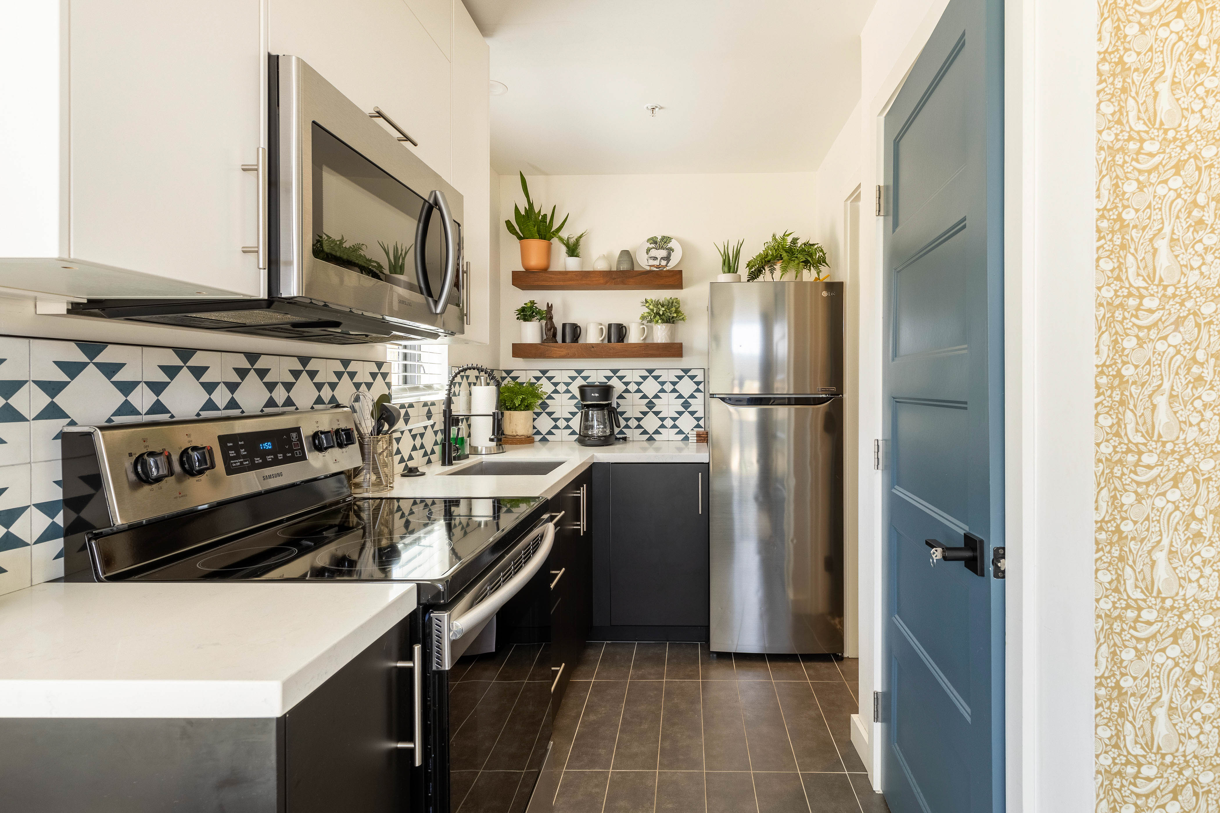 Hop into the Joshua Tree Harebnb! 300sf tiny home Tiny houses for