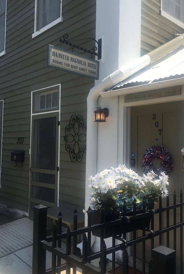 The Historic 1840 "Haunted" Magnolia Hotel BnB Apartments for Rent in