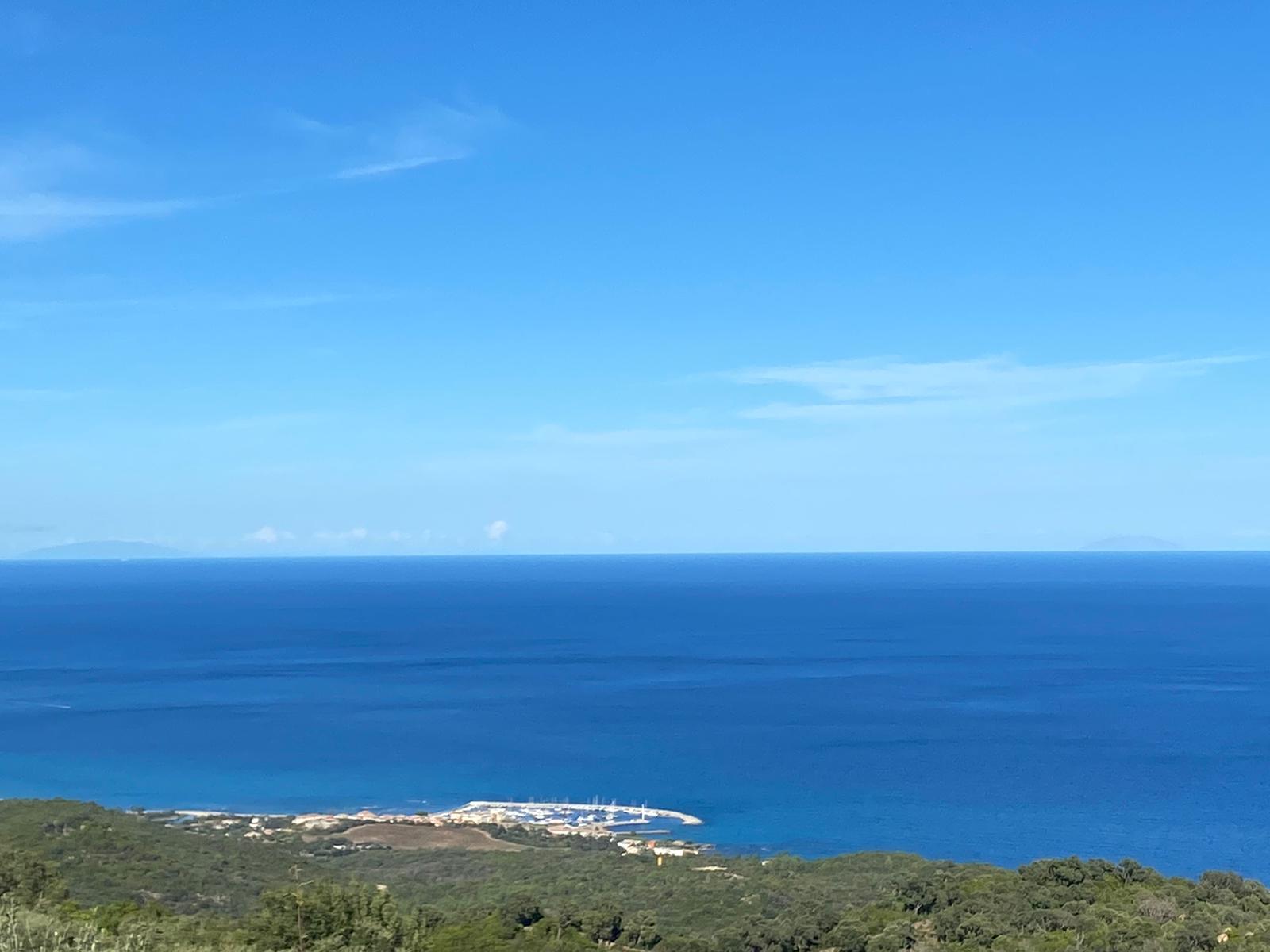 Bella vista, classé 3*. Between the sea and the mountains.