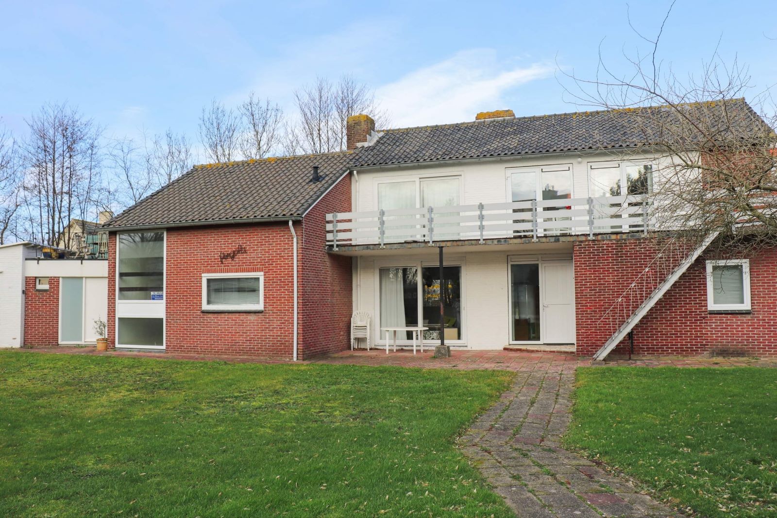 Apartment with garden near beach