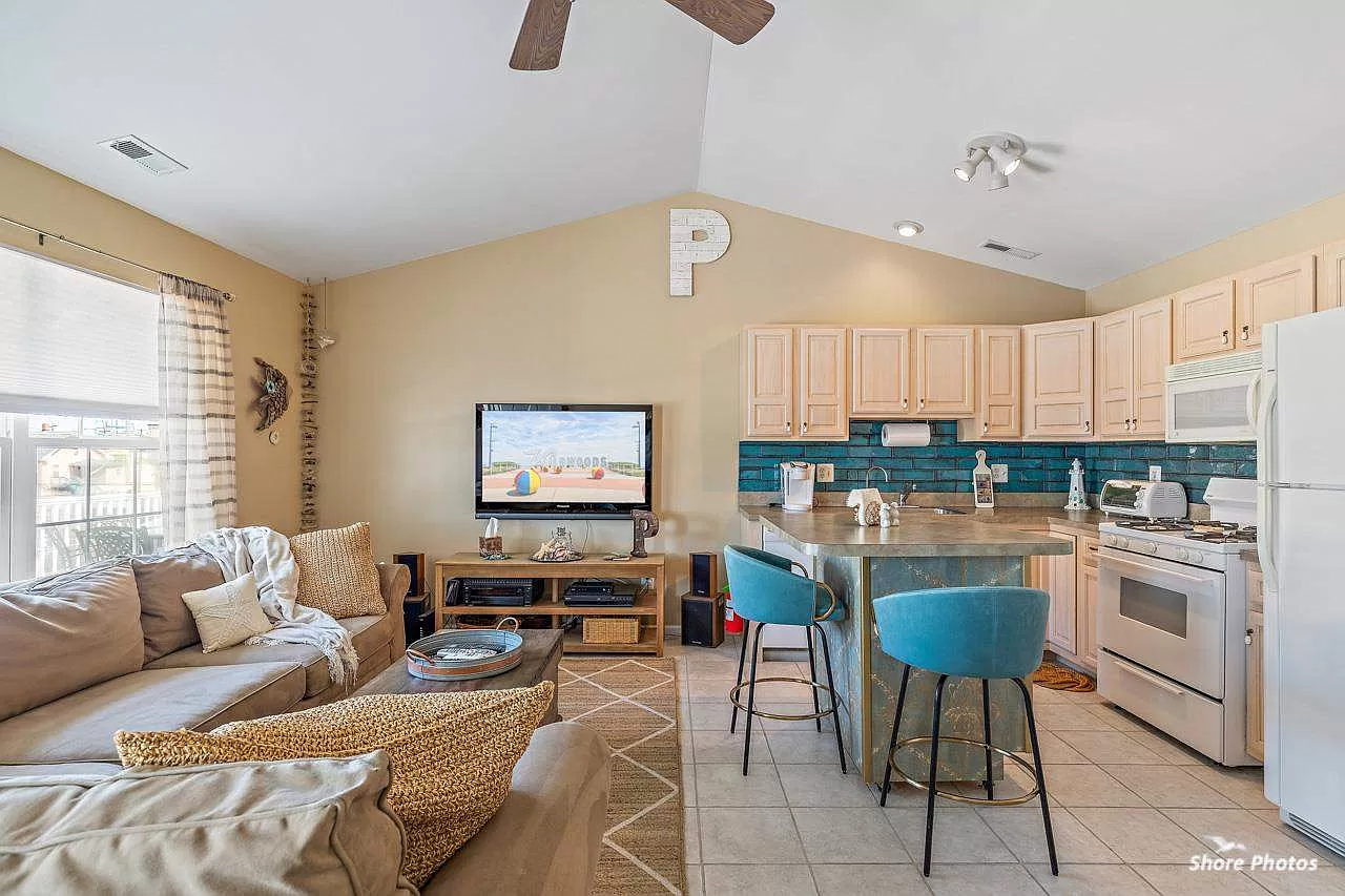 Wildwood 3B condo 1/2 block from beach w/ PARKING!