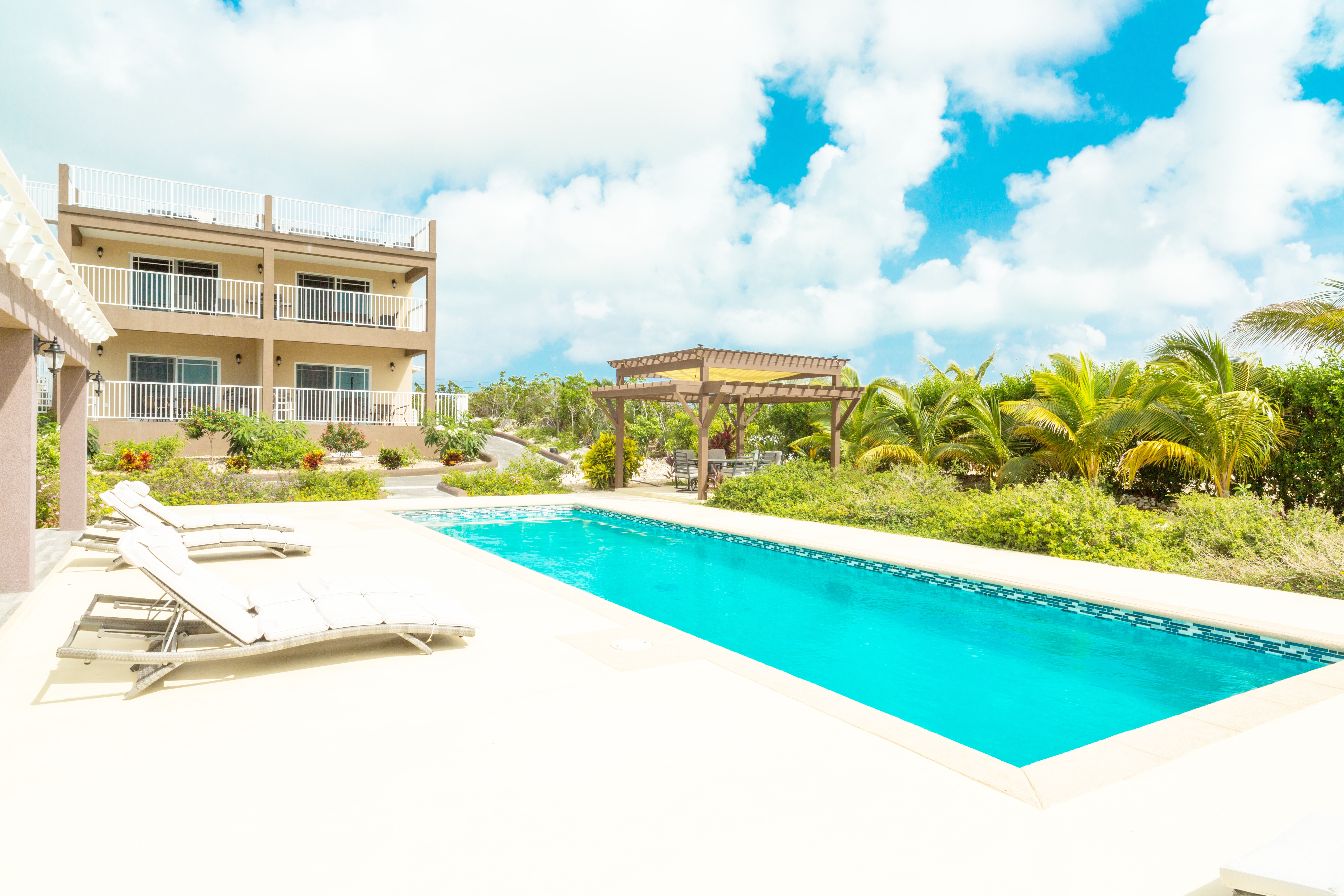 SunSeaSand Poolside Studio Unit A - Long Bay Hills