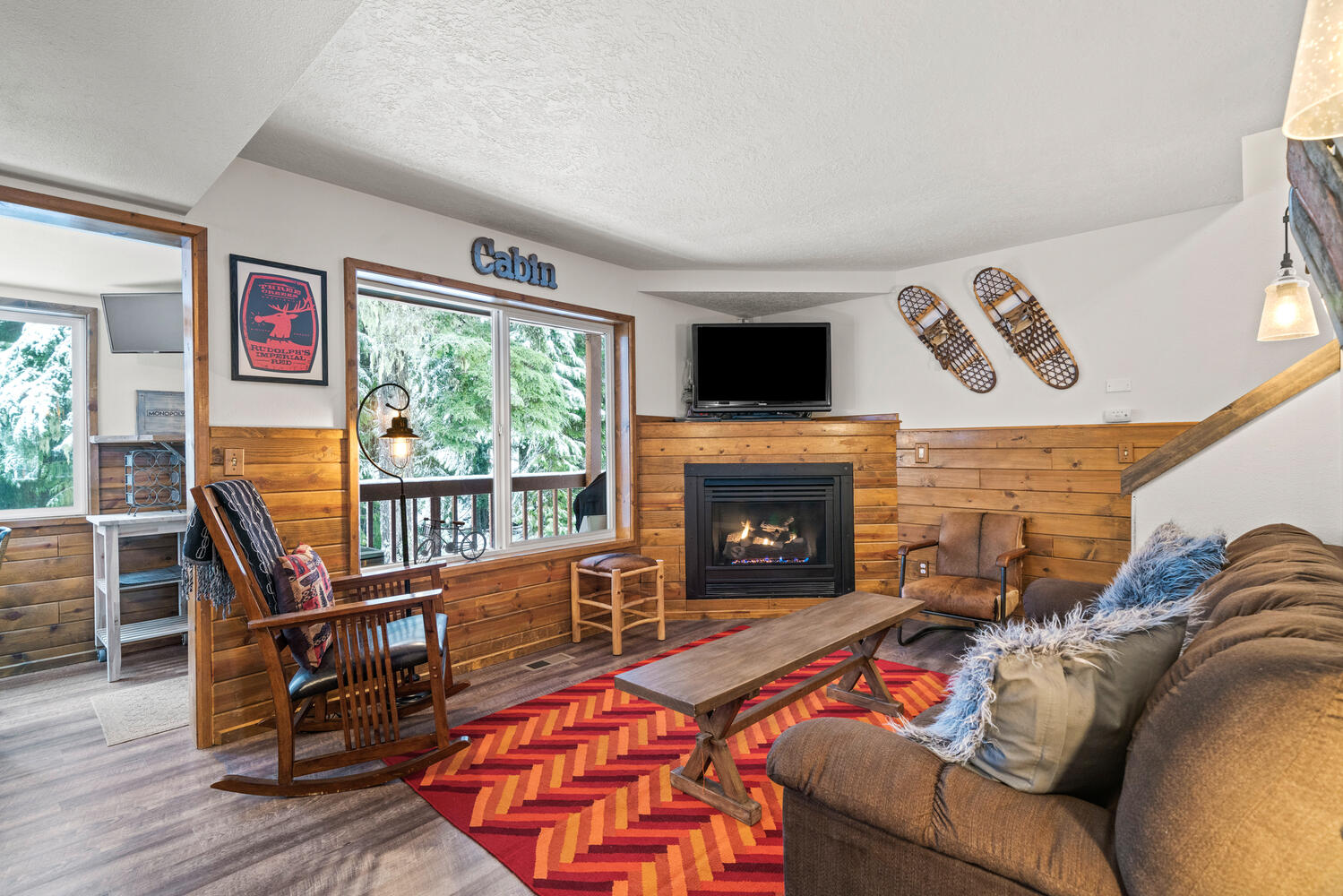 Cozy Camp Creek Cabin Chalet-Close to Everything