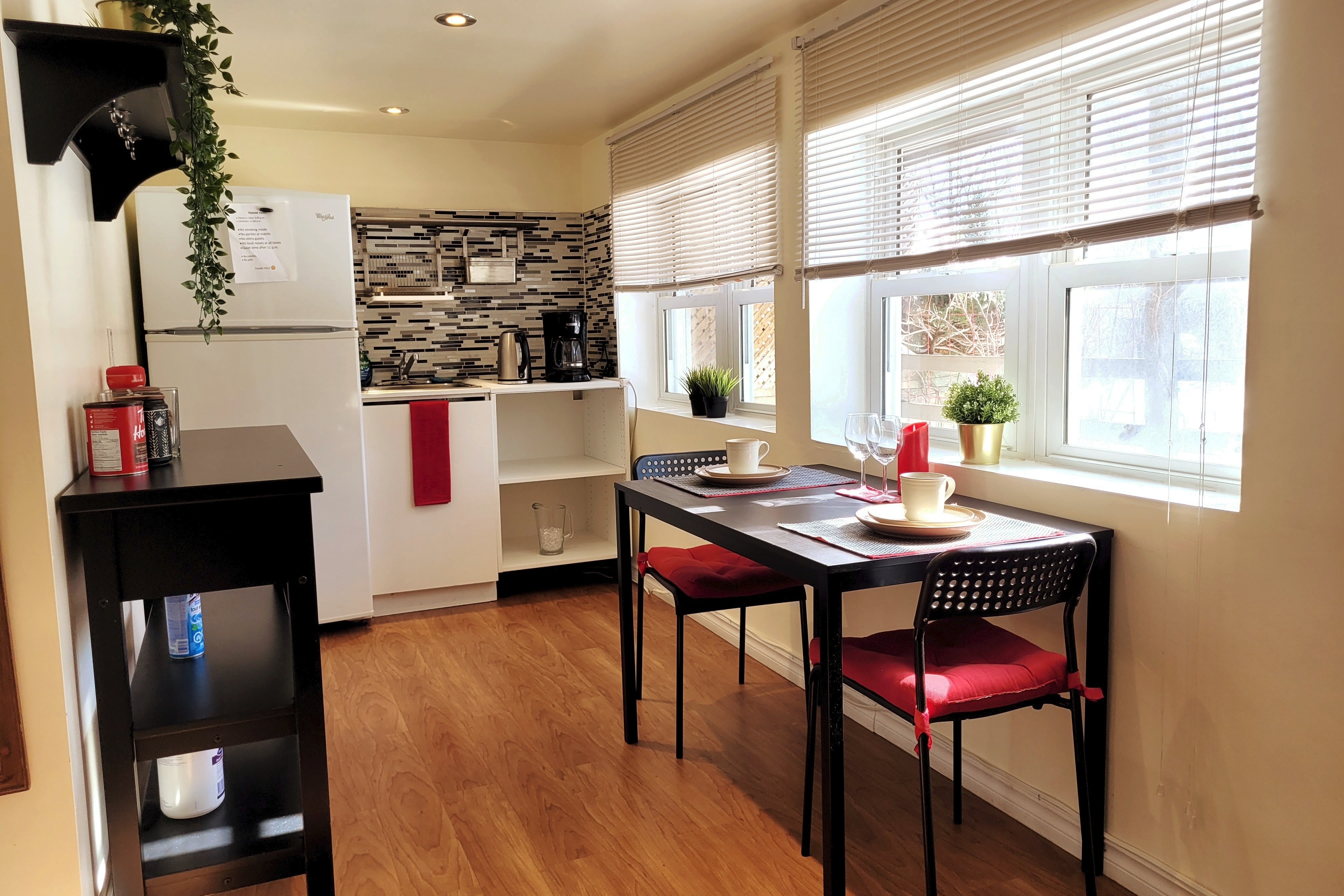Cozy Private Suite close to Airport w/free parking