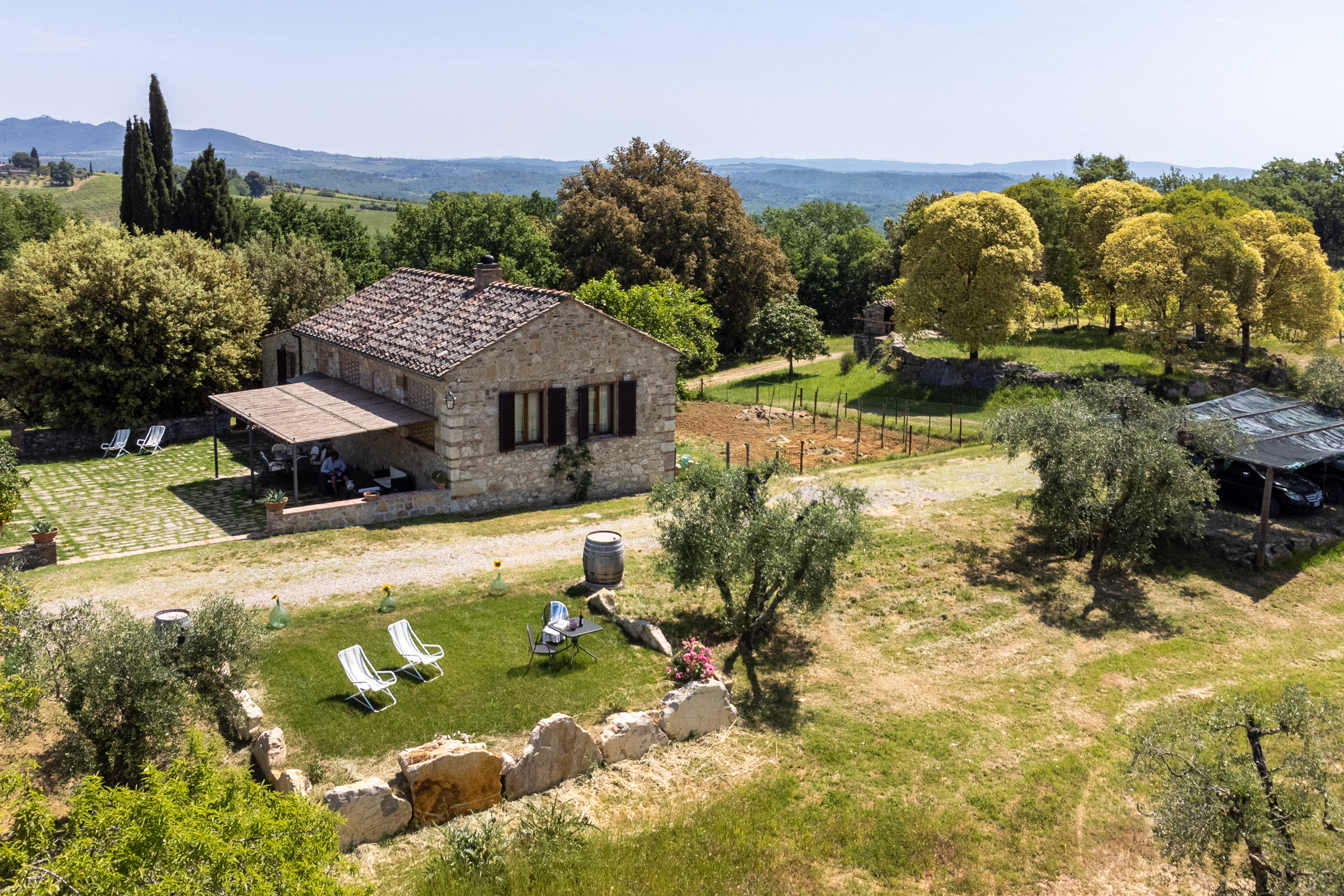 Beautiful countryside outbuilding with swimming pool!