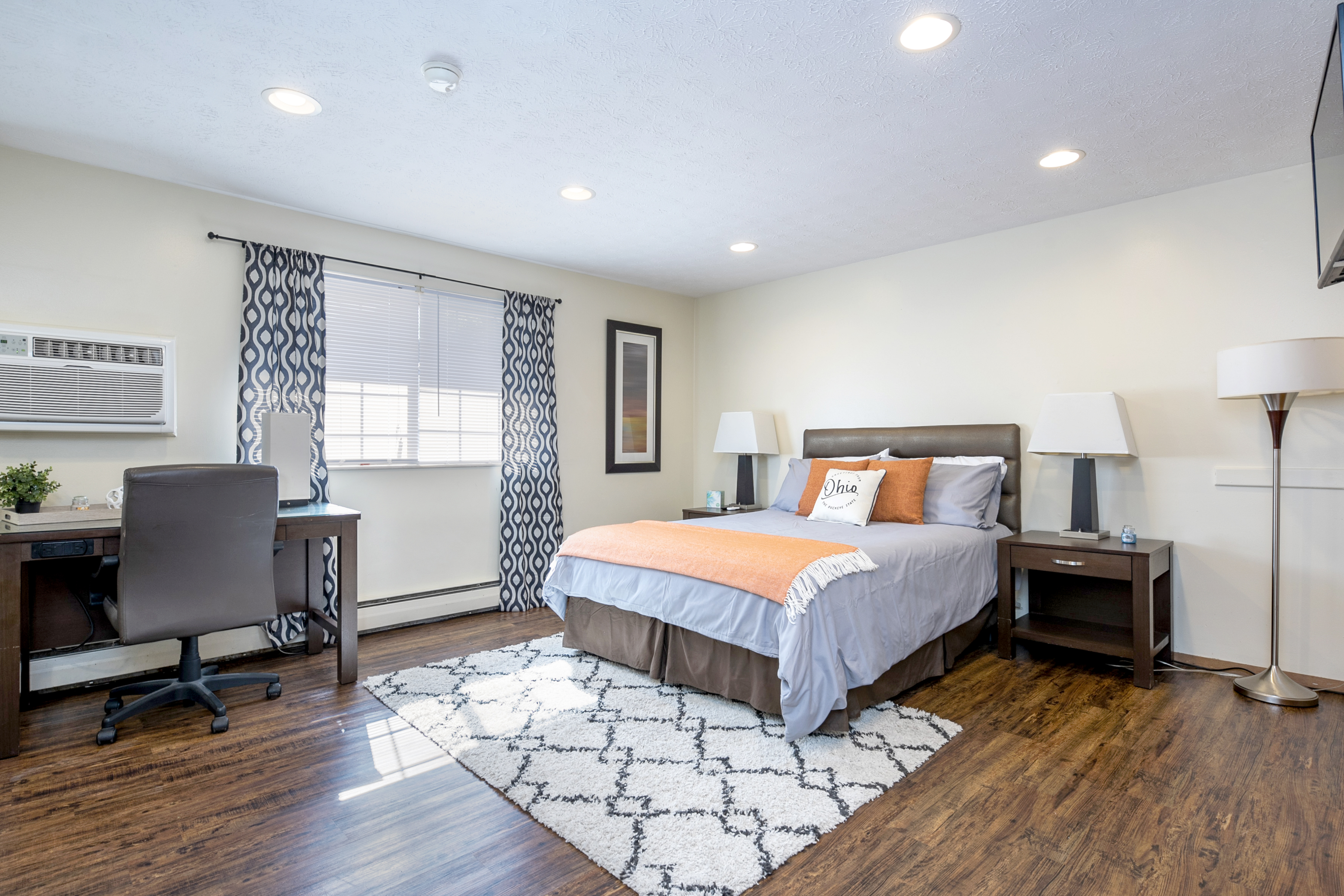 Comfy Studio Walk to OSU w Free Parking, TV & Desk in Near North/University, Columbus