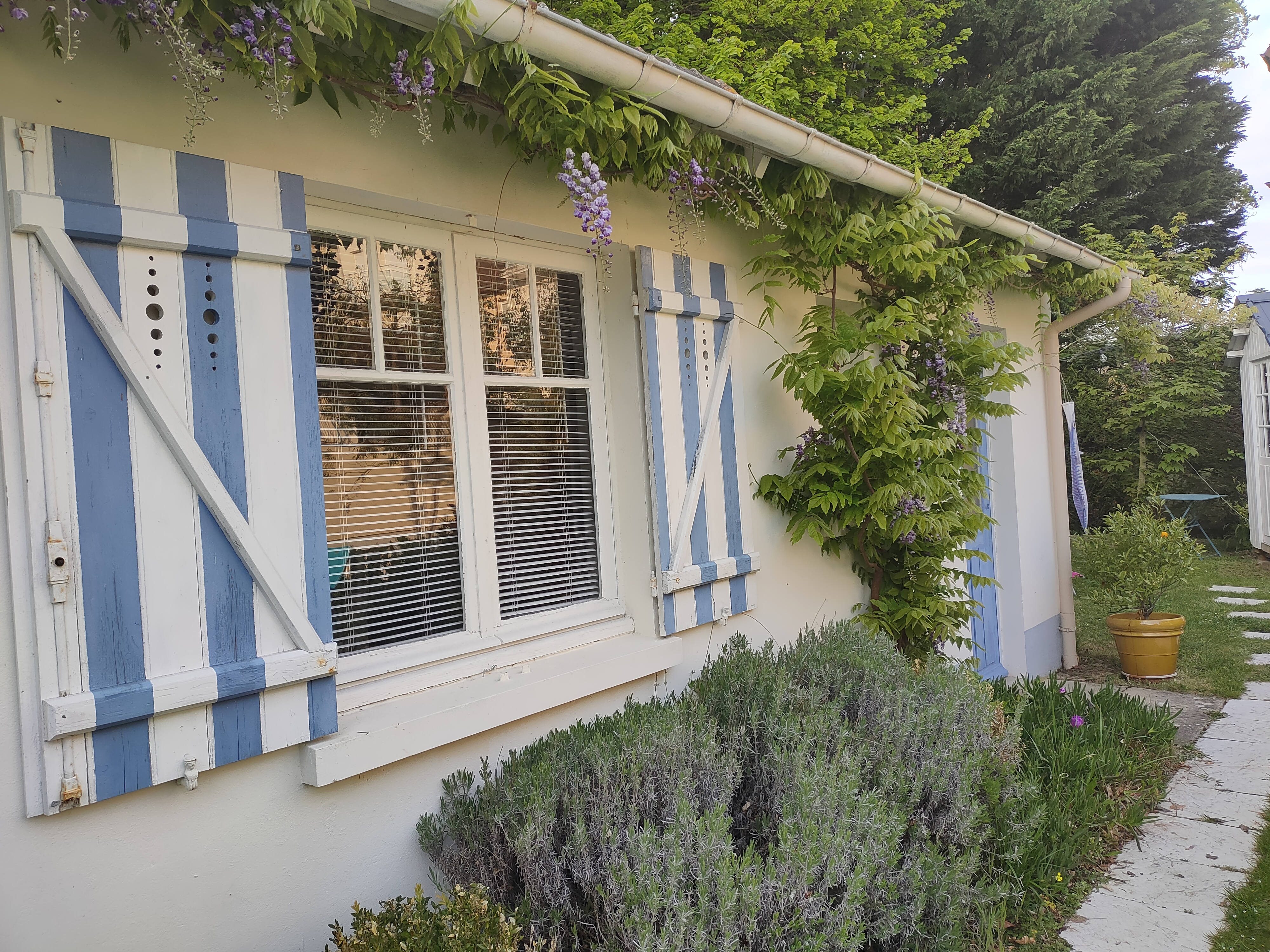 Cottage + a 2 beds beach cabine for children