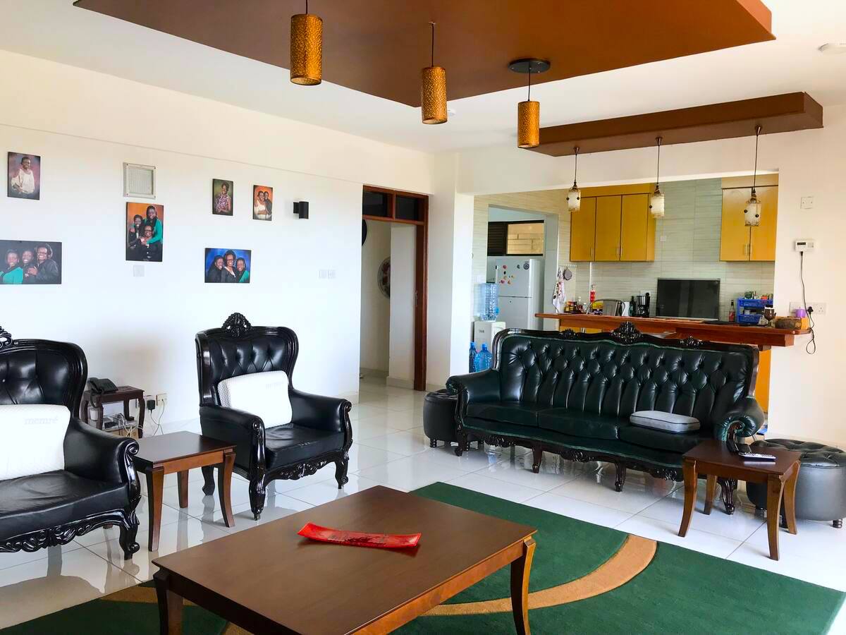 Stylish Luxury apt, 3 mins from mall & Immigration