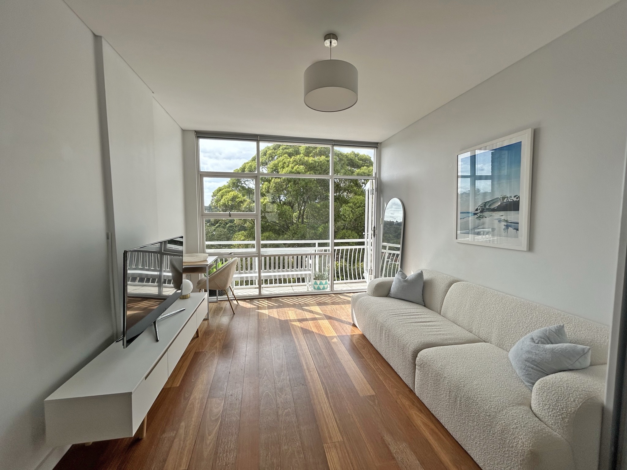Bright, top floor studio apartment with pool in Woollahra, Sydney