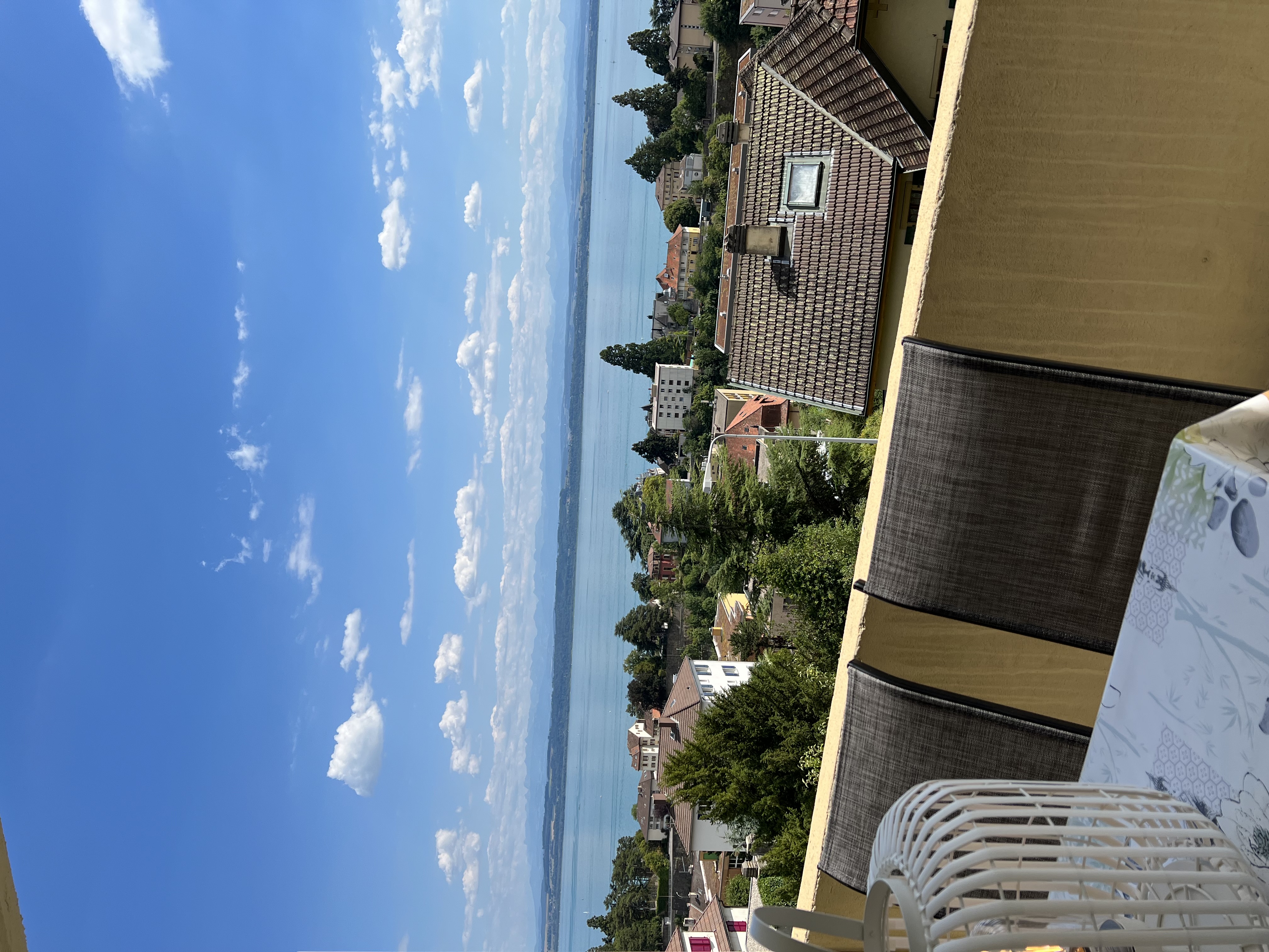 Beautiful apartment with balcony and lake views, 01