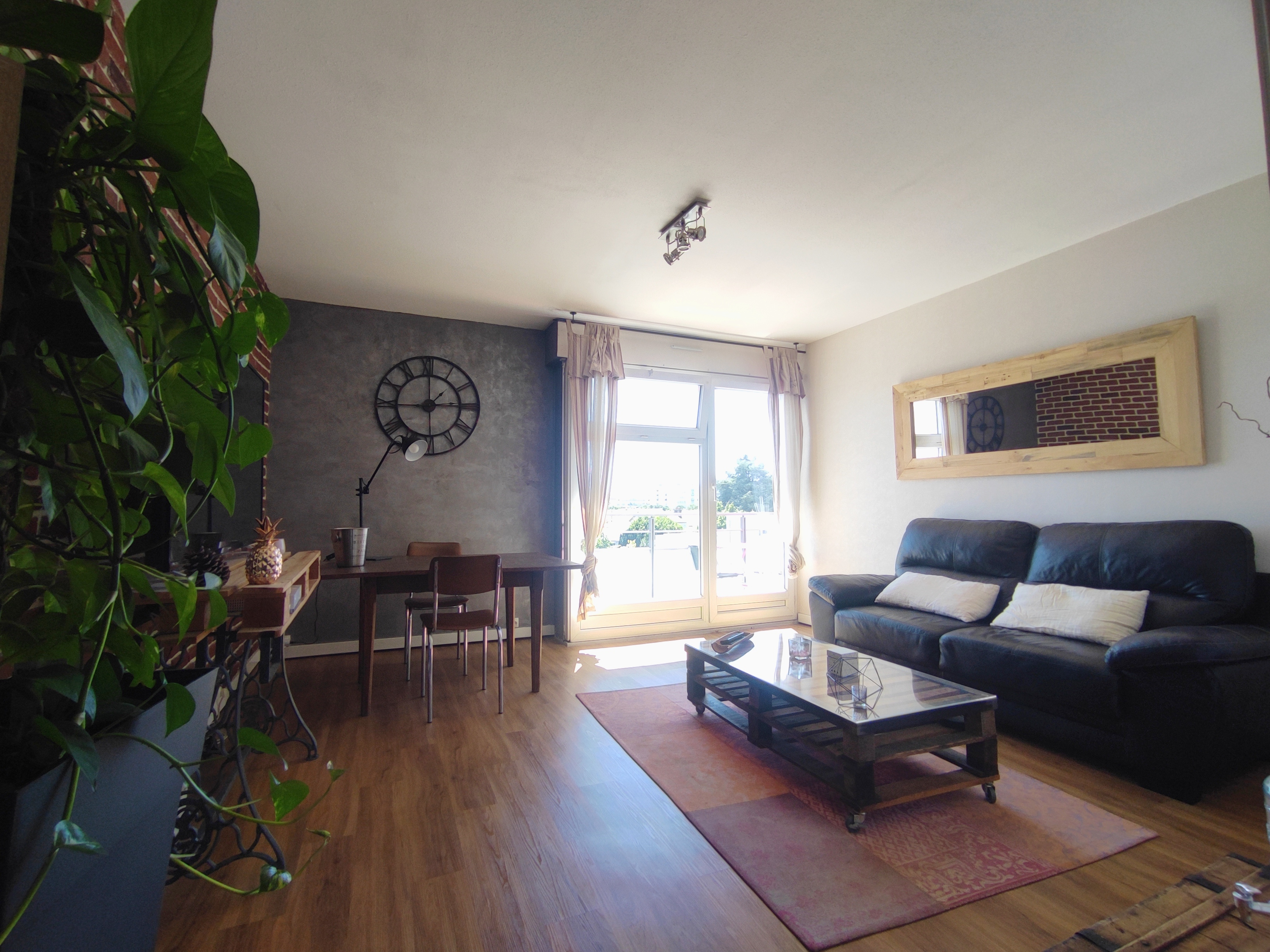 Warm modern apt 10 min from Nantes