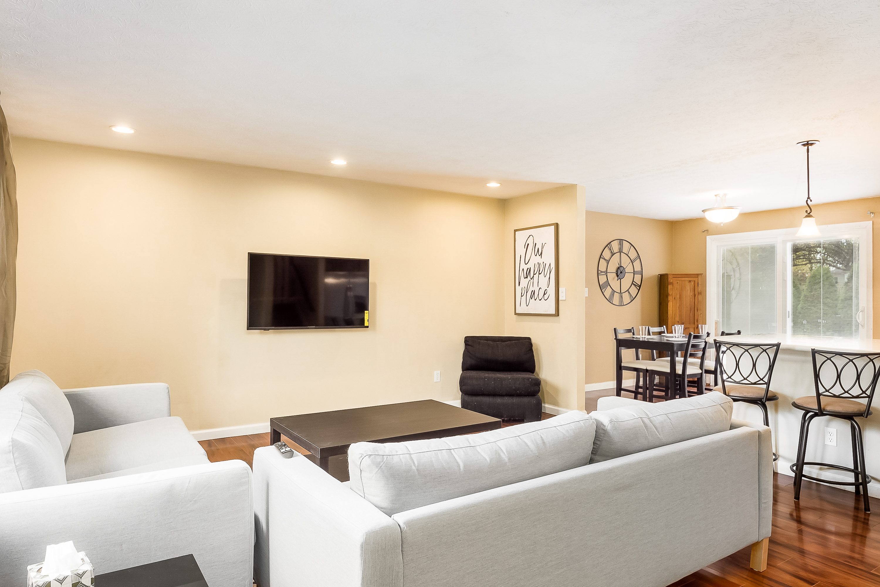 COMPLETELY UPDATED 4 bed/2 bath home w/ deck+yard in Northland, Columbus