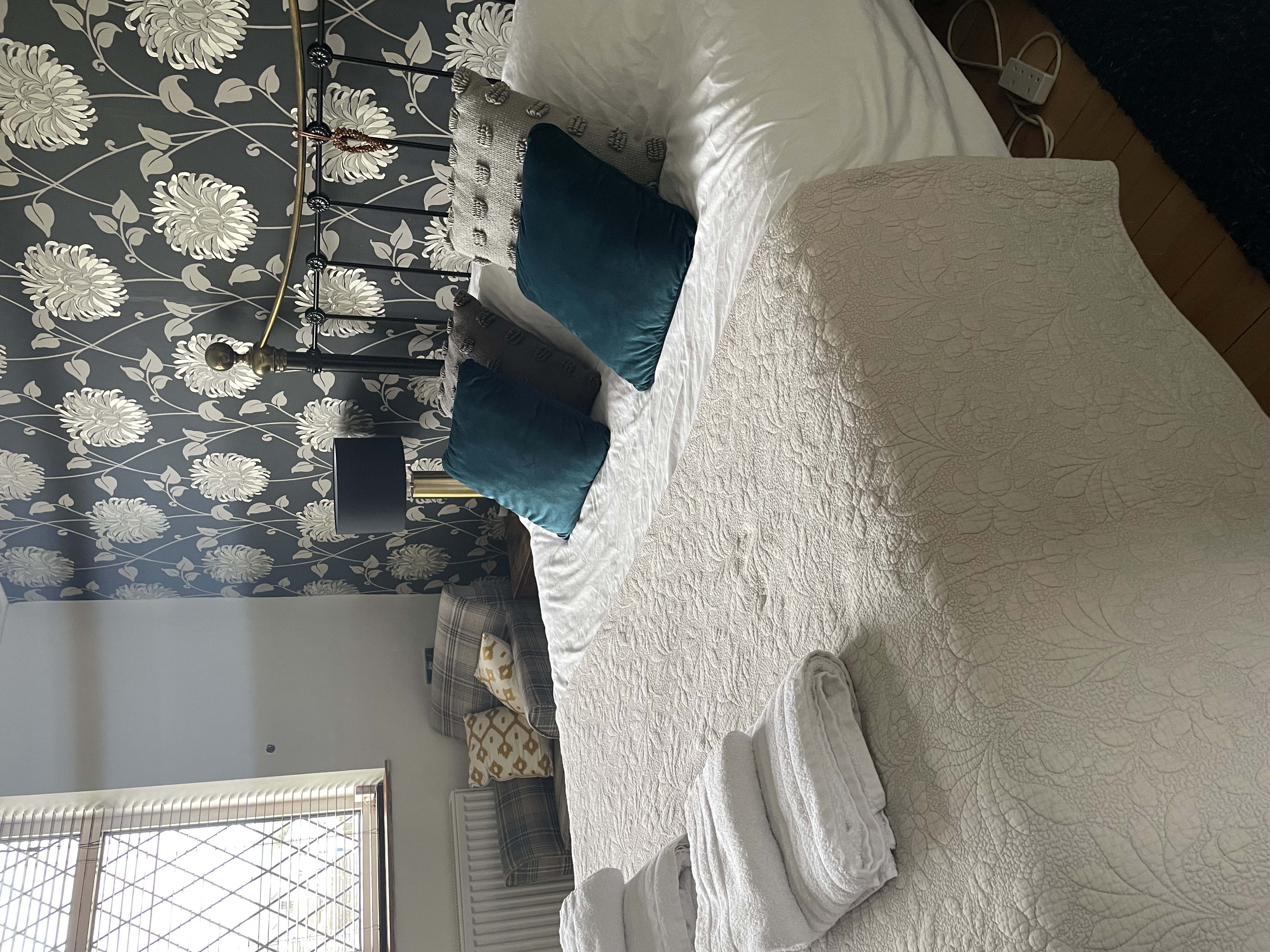 King size, en-suite rolled top bath, private lane