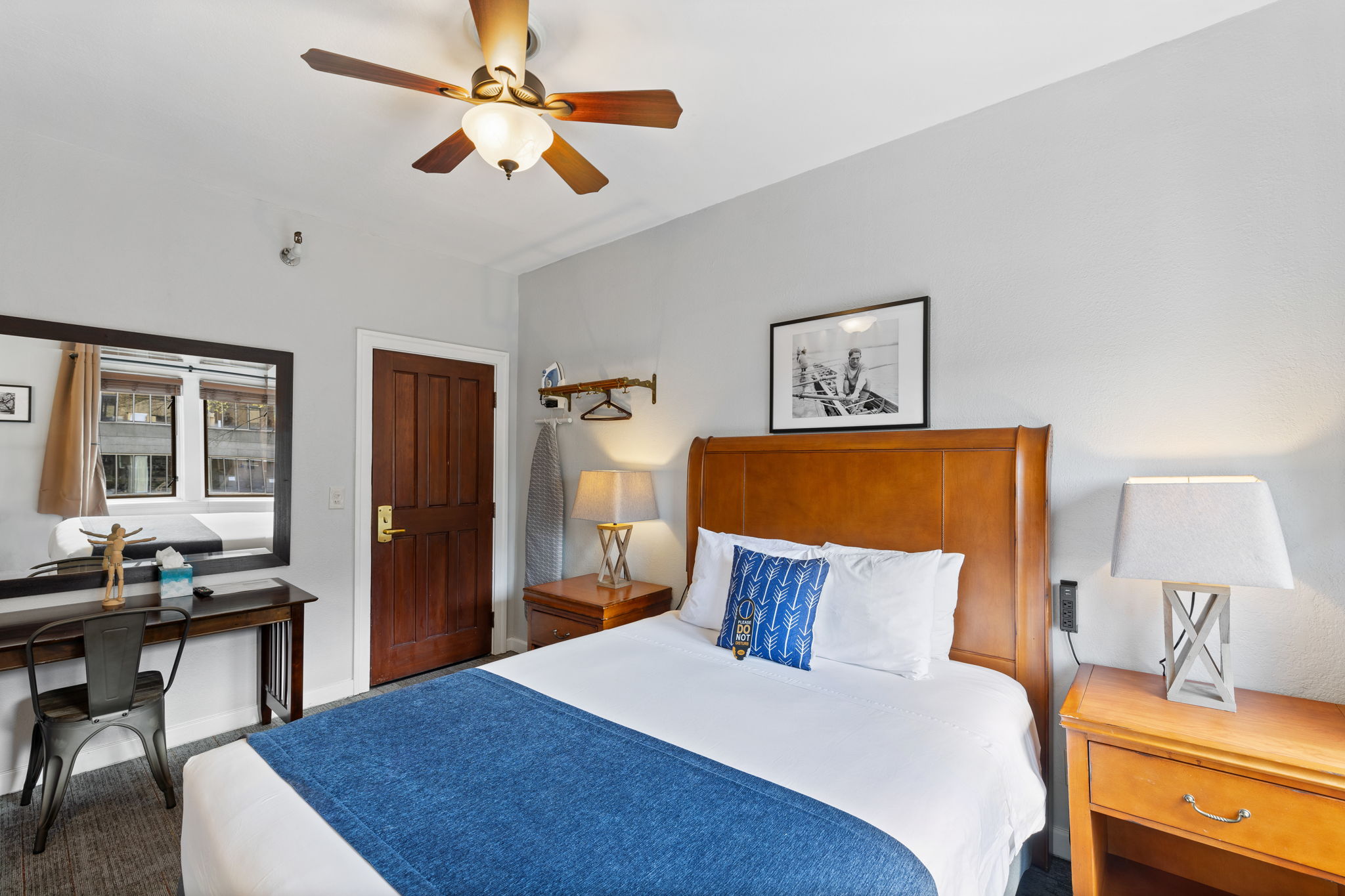 College Inn – Euro Queen · Shared Bath