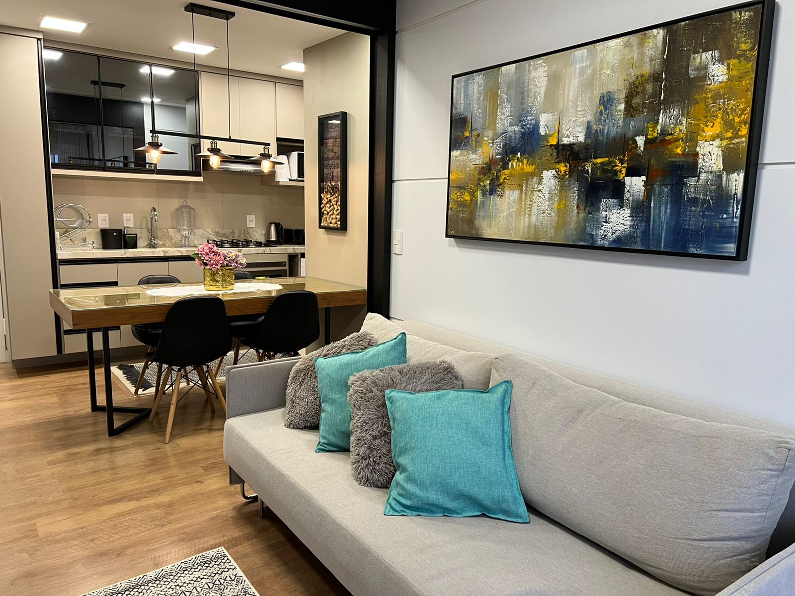 Great Location, Beautiful Apt near Covered Street!