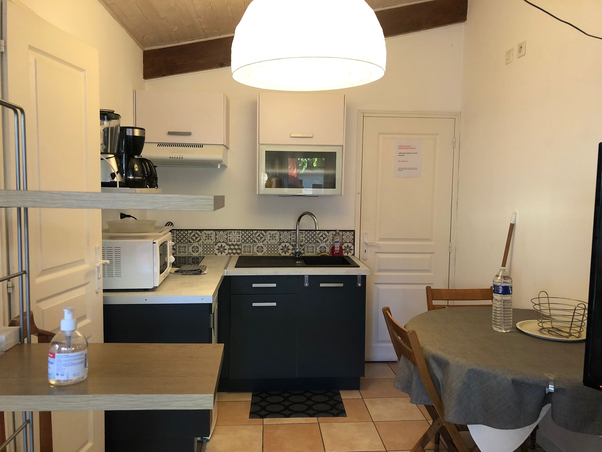 Studio in quiet neighborhood with parking