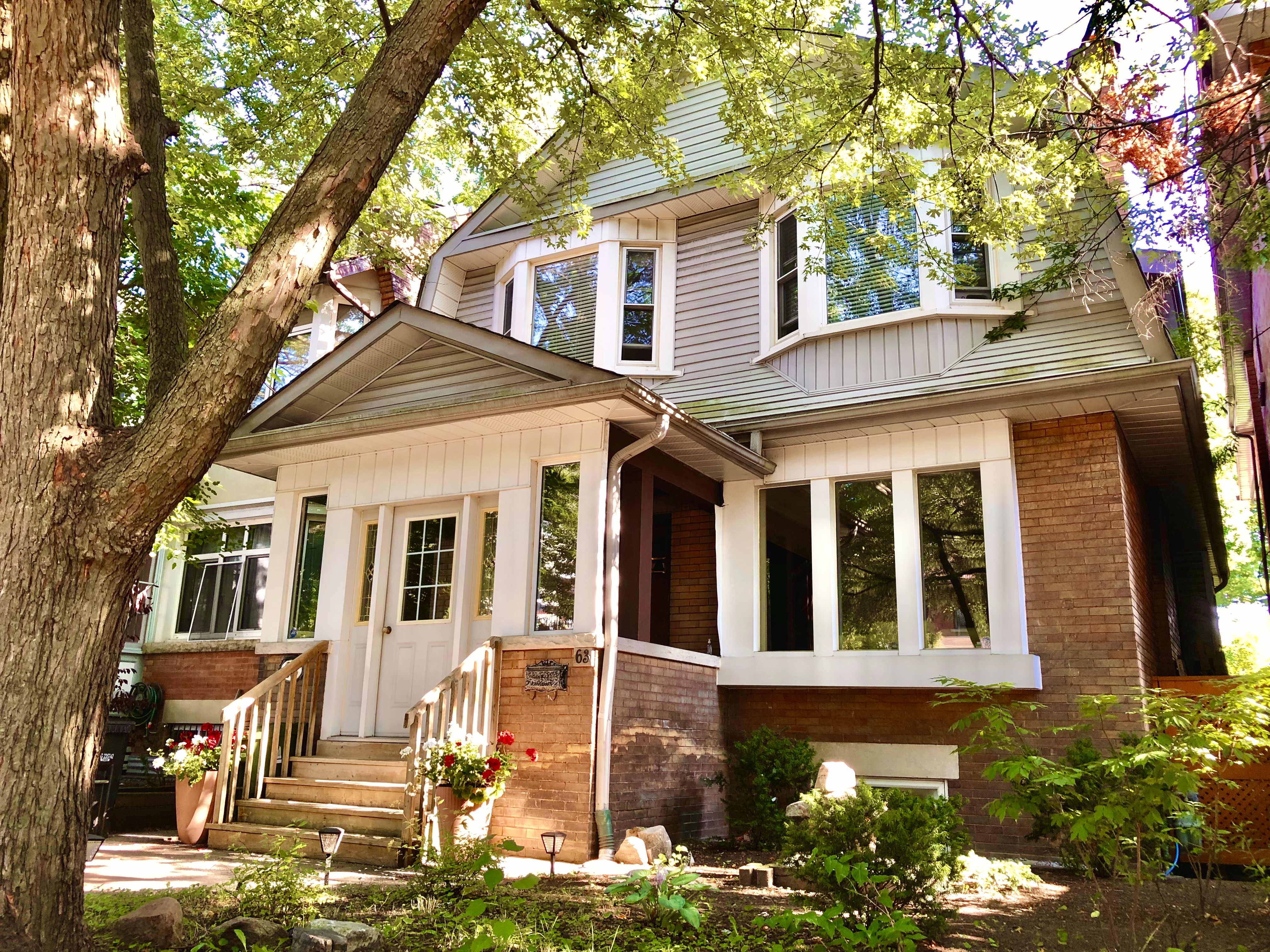 Huge bright quiet 2BR apt in charming century home