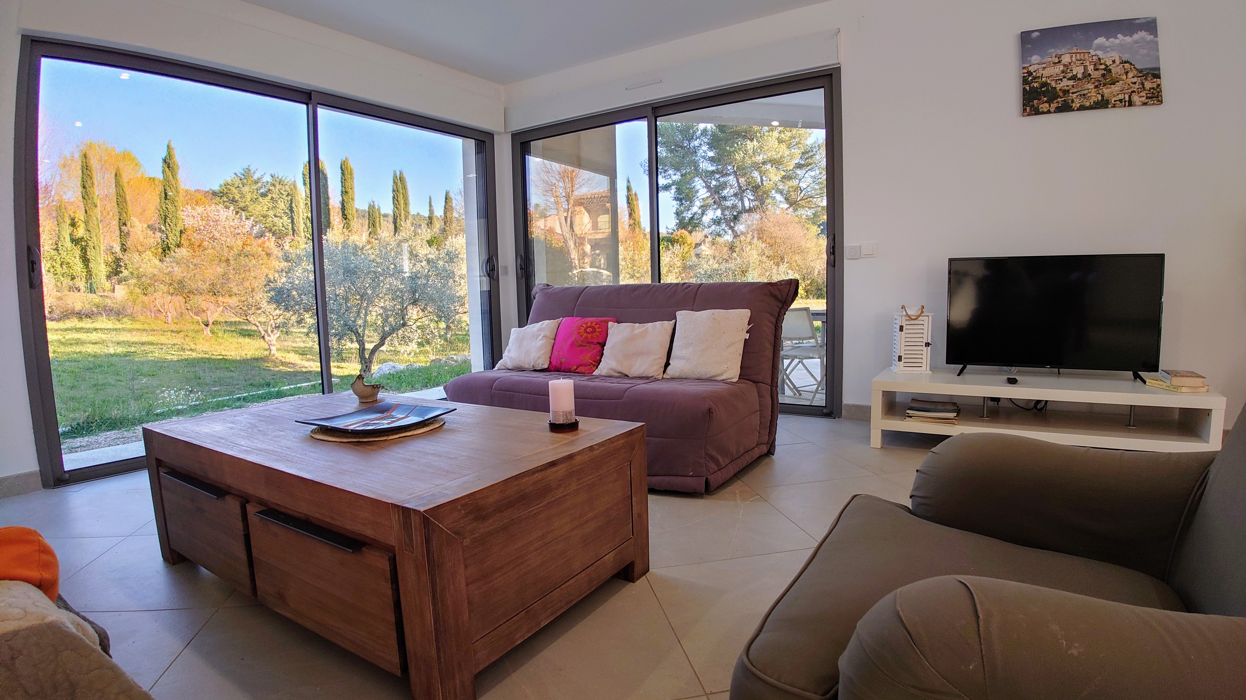 Warm contemporary villa on Cezannian site