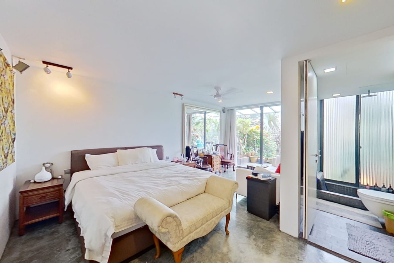 Modern Bedroom with En-Suite, Lap Pool & Kitchen