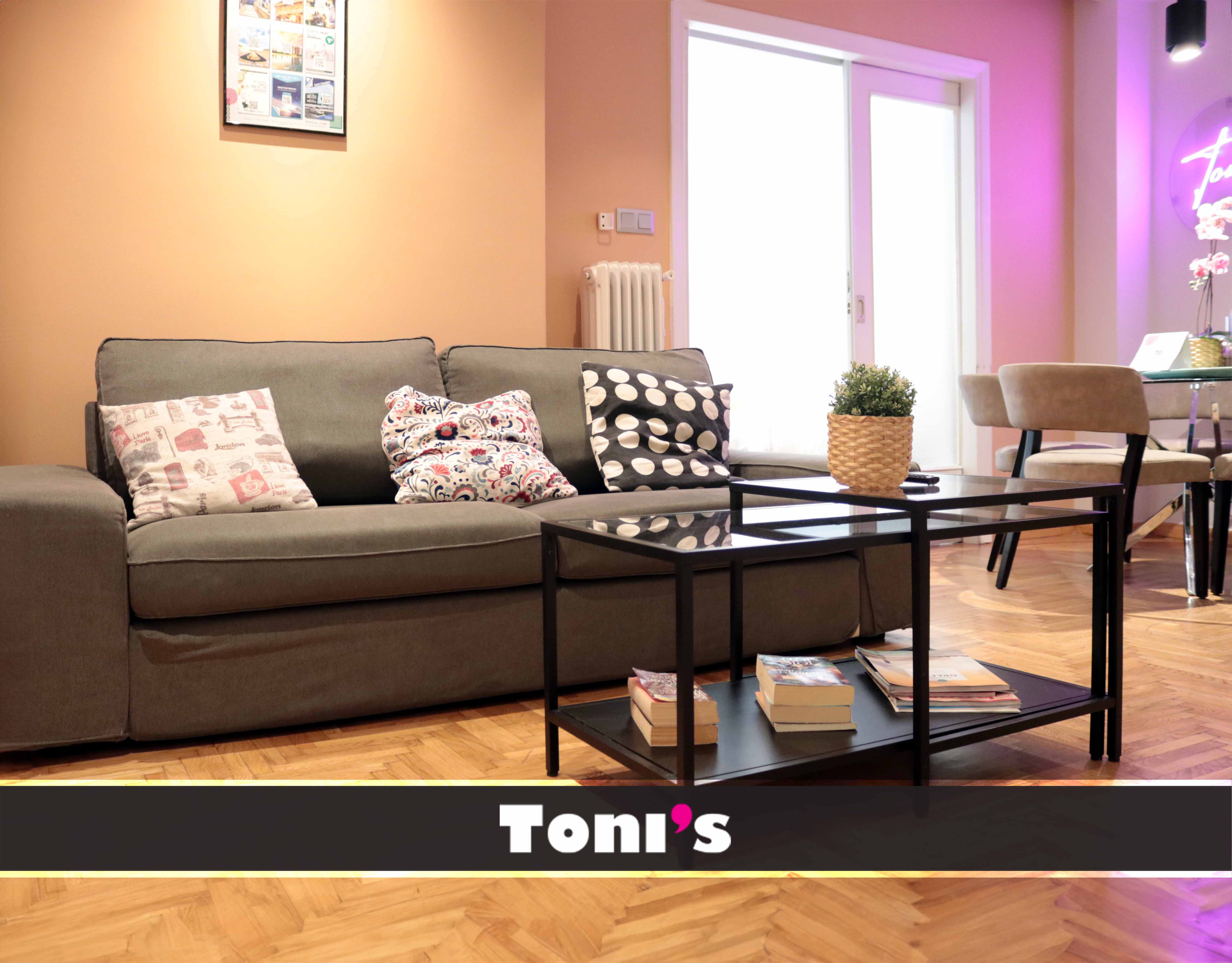 Toni's - Acropolis 3BD Apartment Close To Metro