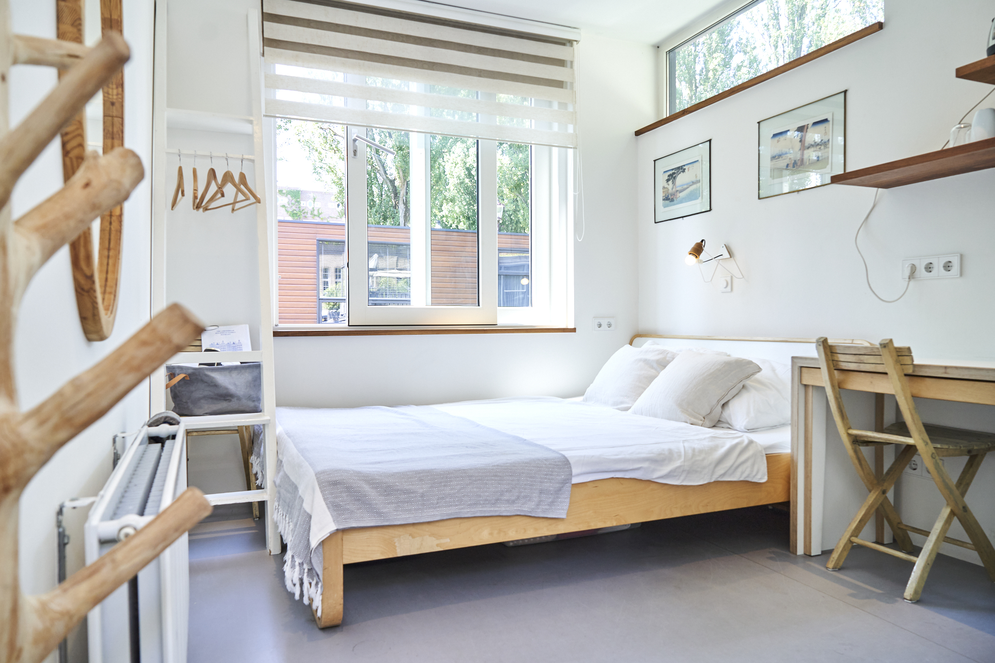 Cosy studio on Houseboat with large roof terrace!