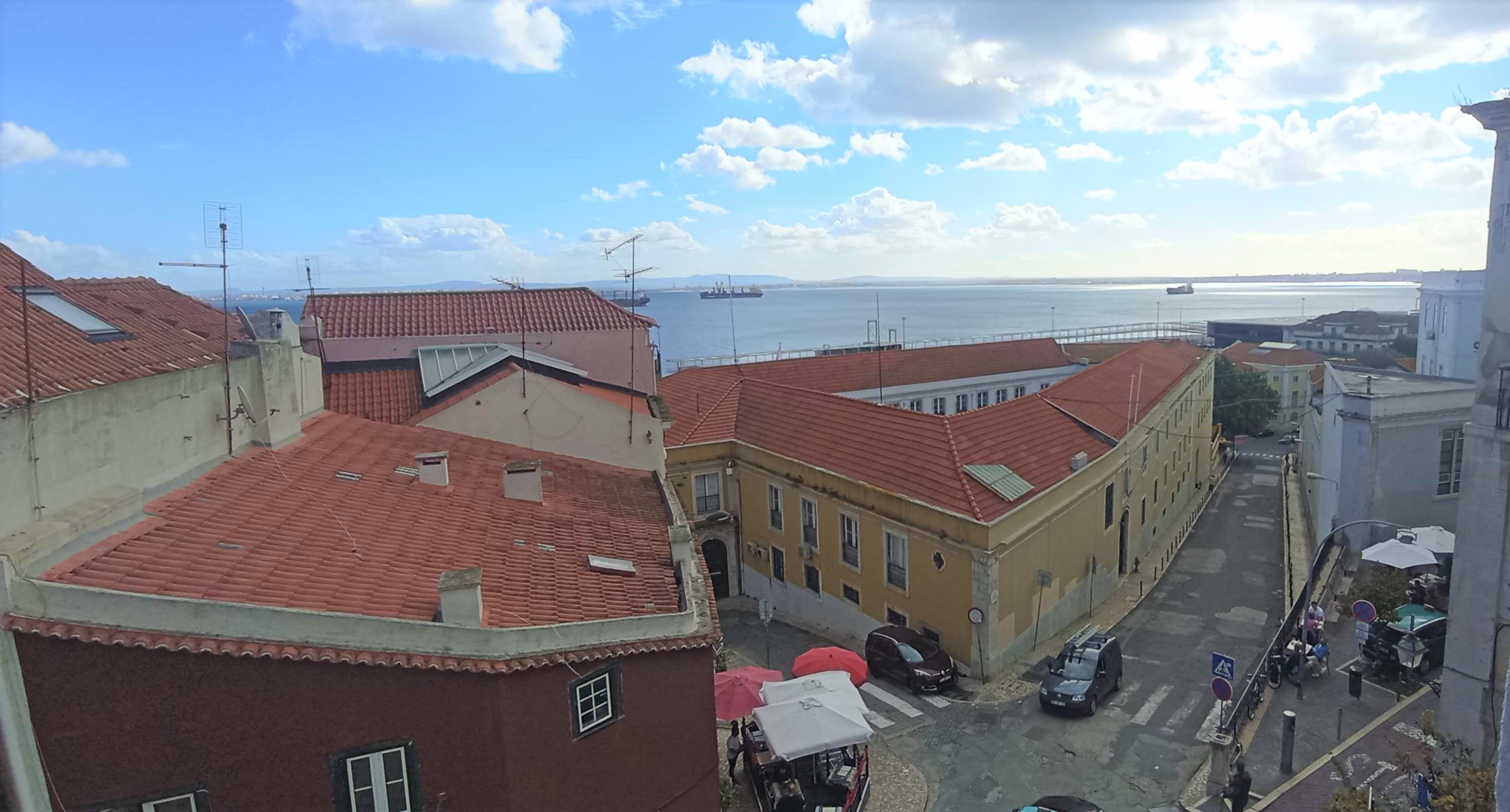 Watch from your bed the river Tejo in So Vicente, Lisbon